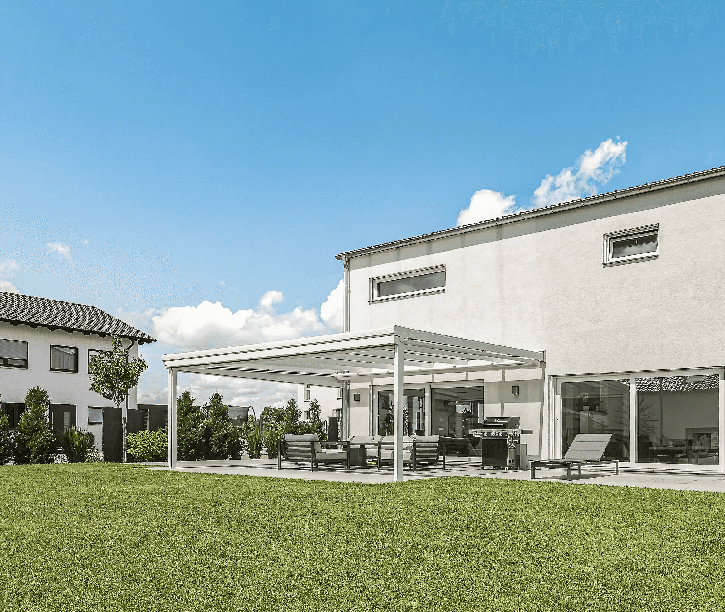 Terrassenüberdachung mit riesiger Spannweite und vorderer Senkrechtmarkise