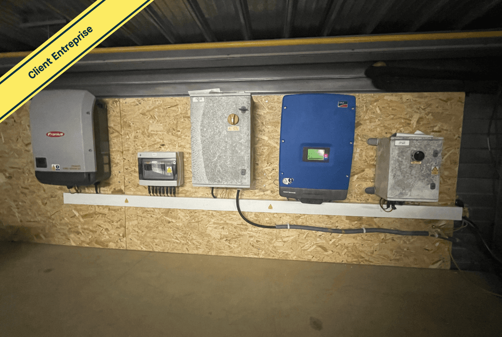 Photo d’un coffret électrique et d’un onduleur à La Motte-Servolex en France, d’une école équipée de panneaux photovoltaïques dont l'installation a été faite par Solarock.