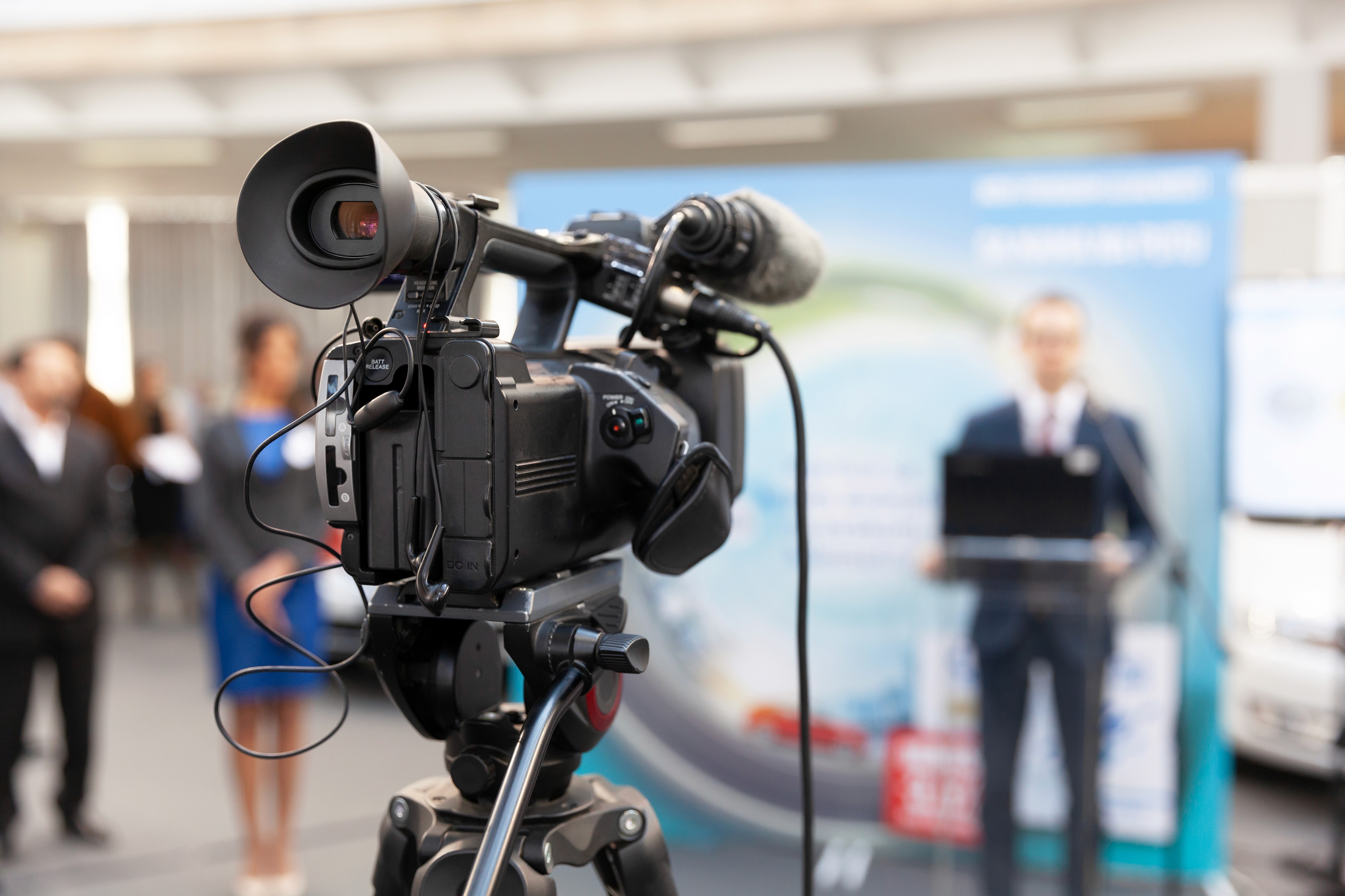 機場品牌櫥窗與展架設計 機場零售終端陳列設計 Airport window display and merchandising fixture design in airport