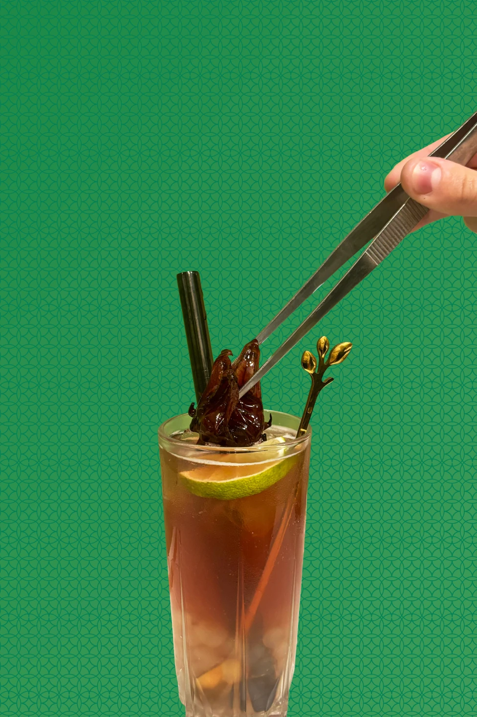 verre de the glace a l'hibiscus avec un décor vert mosaique 