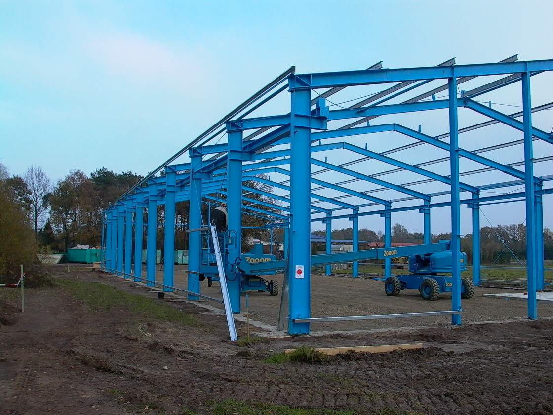 Blau gestrichenes Stahlgerüst im Bau. Konstruktion einer Lagerhalle. Metallbau.