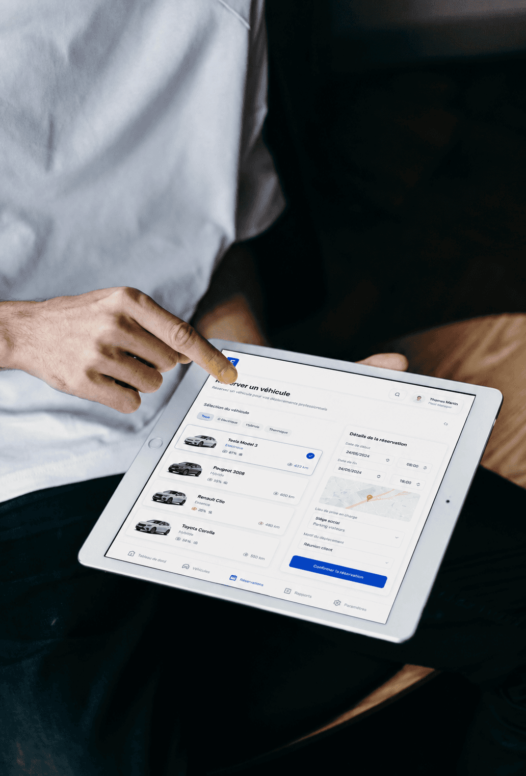 Interface de l'application Fleeti d'autopartage : réservation d'un véhicule de pool depuis un smartphone, sélection du créneau et du site.