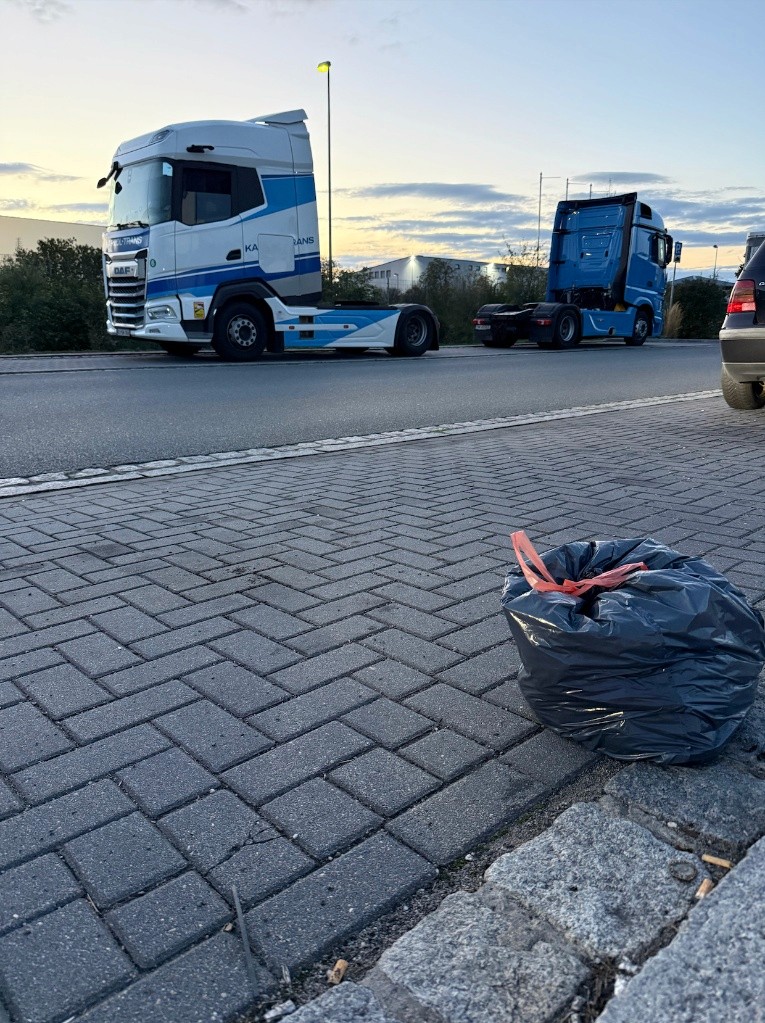 Zurückgelassener Müllsack am Straßenrand