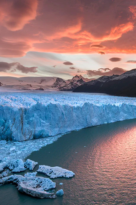 Machu Picchu, antiga cidade inca no Peru, cercada pelas montanhas da Cordilheira dos Andes e pela vegetação verde da região