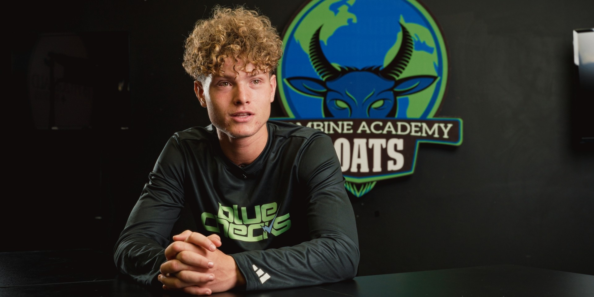 Interview d’un jeune athlète devant le logo de la Combine Academy