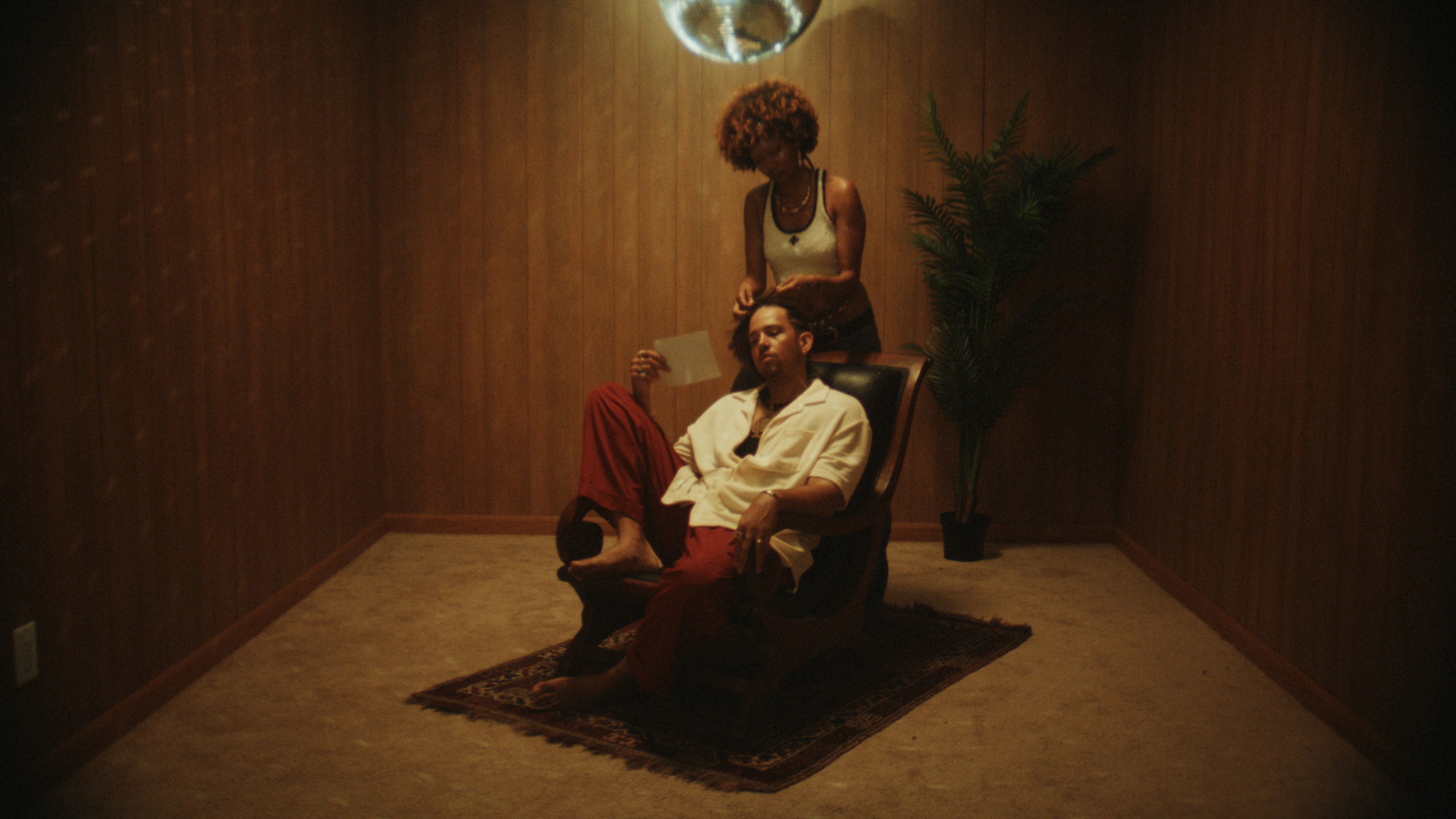 Still from Diáspora, a music video for Nombe (2025).