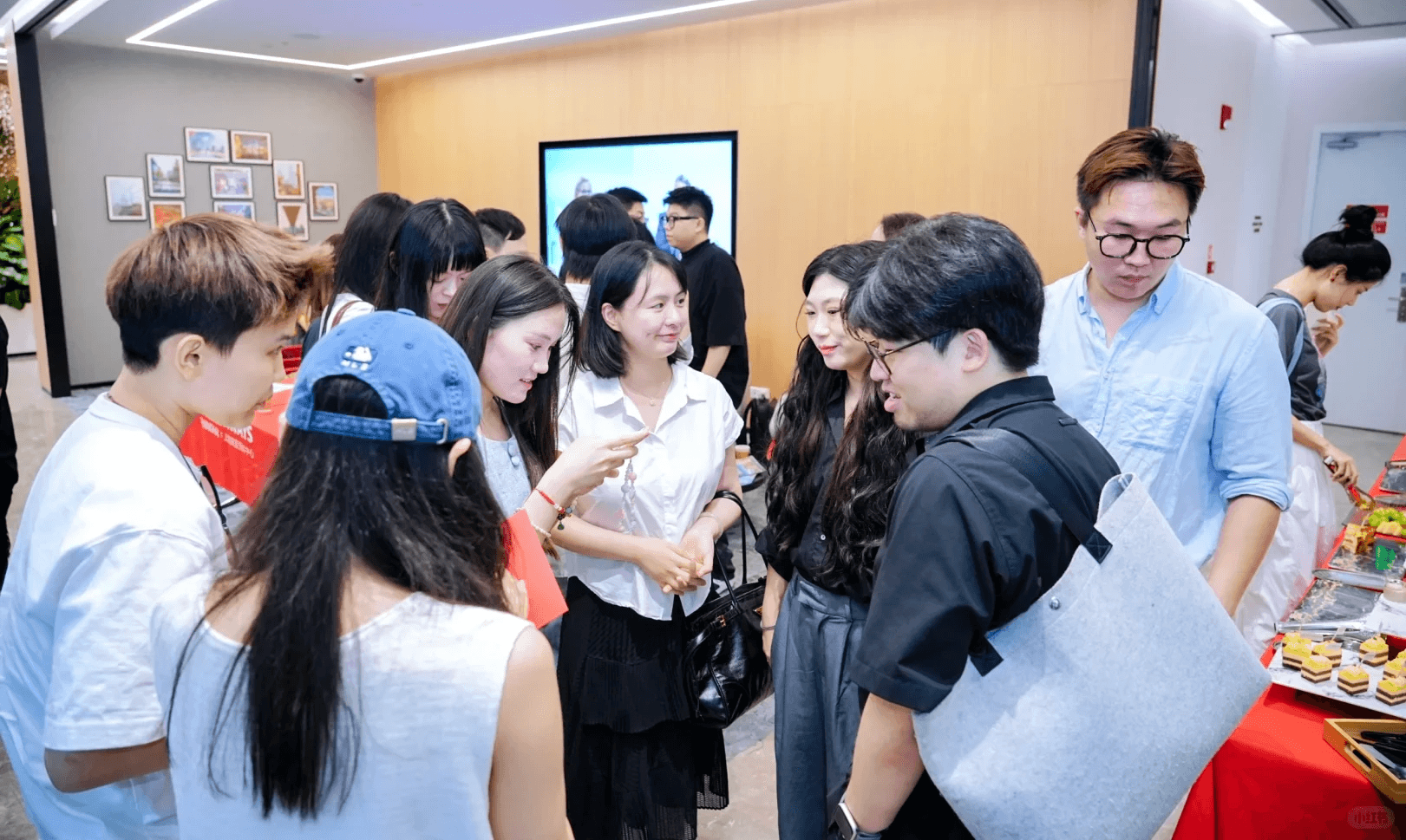 a clean and professional animal clinic, 貓樹和攀爬牆 寵物傢俬與家品 寵物家具 訂造貓傢俬 貓傢俬設計 貓爬架香港 寵物傢私訂造 貓貓安樂窩 寵物家居設計 人貓共用傢俬 寵物傢俬訂製 人寵友善傢具 人貓共用家具 人貓共融書桌 貓傢俬 實木貓爬架 貓櫃訂造 貓床 推薦 貓抓板推薦 人貓共用梳化 Custom cat trees and climbing walls Ergonomic pet furniture design for small spaces Durable and stylish pet furniture solutions 