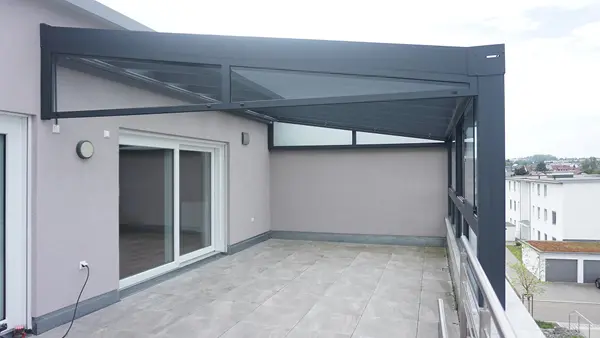 Alu-Terrassenüberdachung mit Glasdach auf einer Dachterrasse