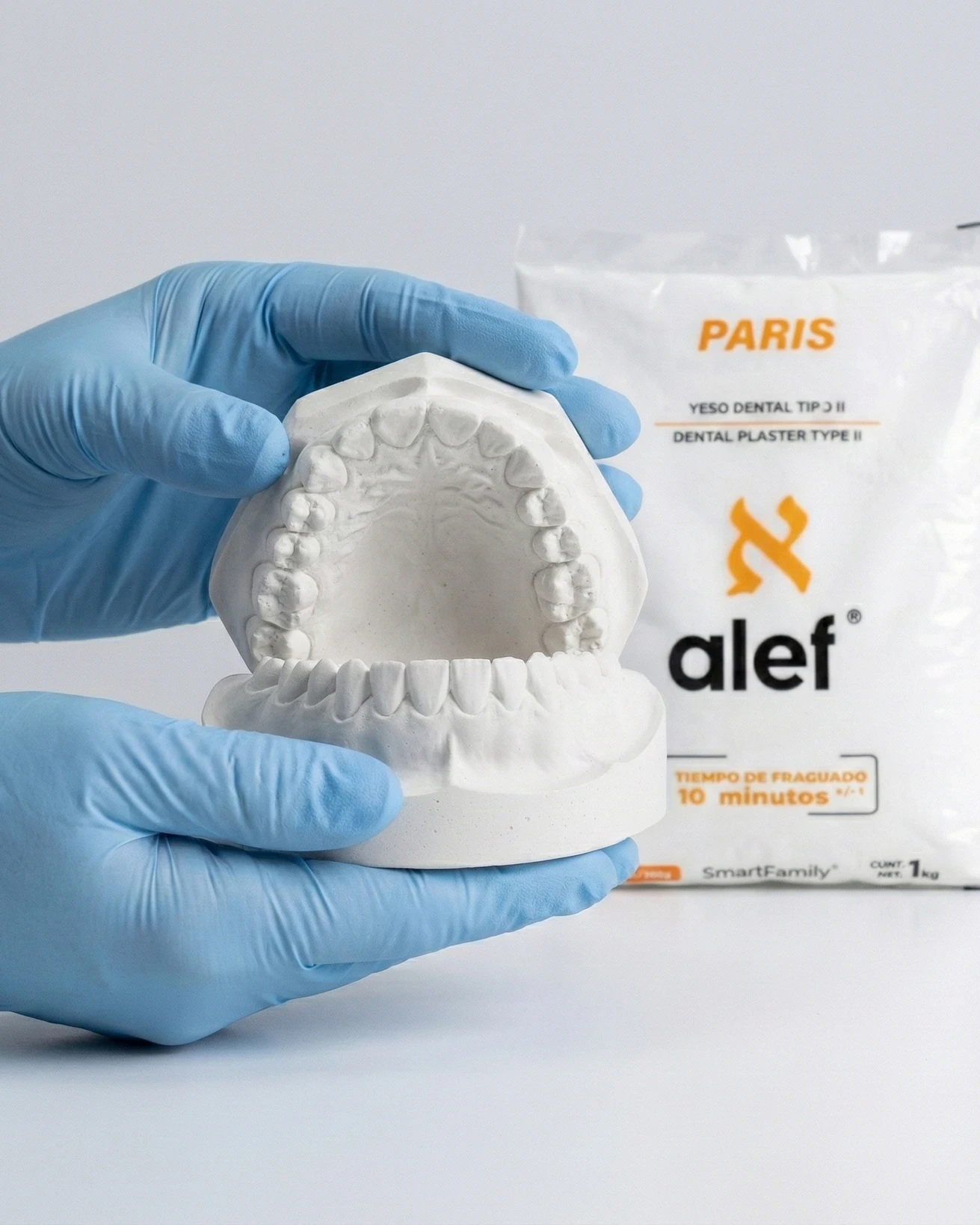 Aplicación de Yeso Alef Paris en modelo dental