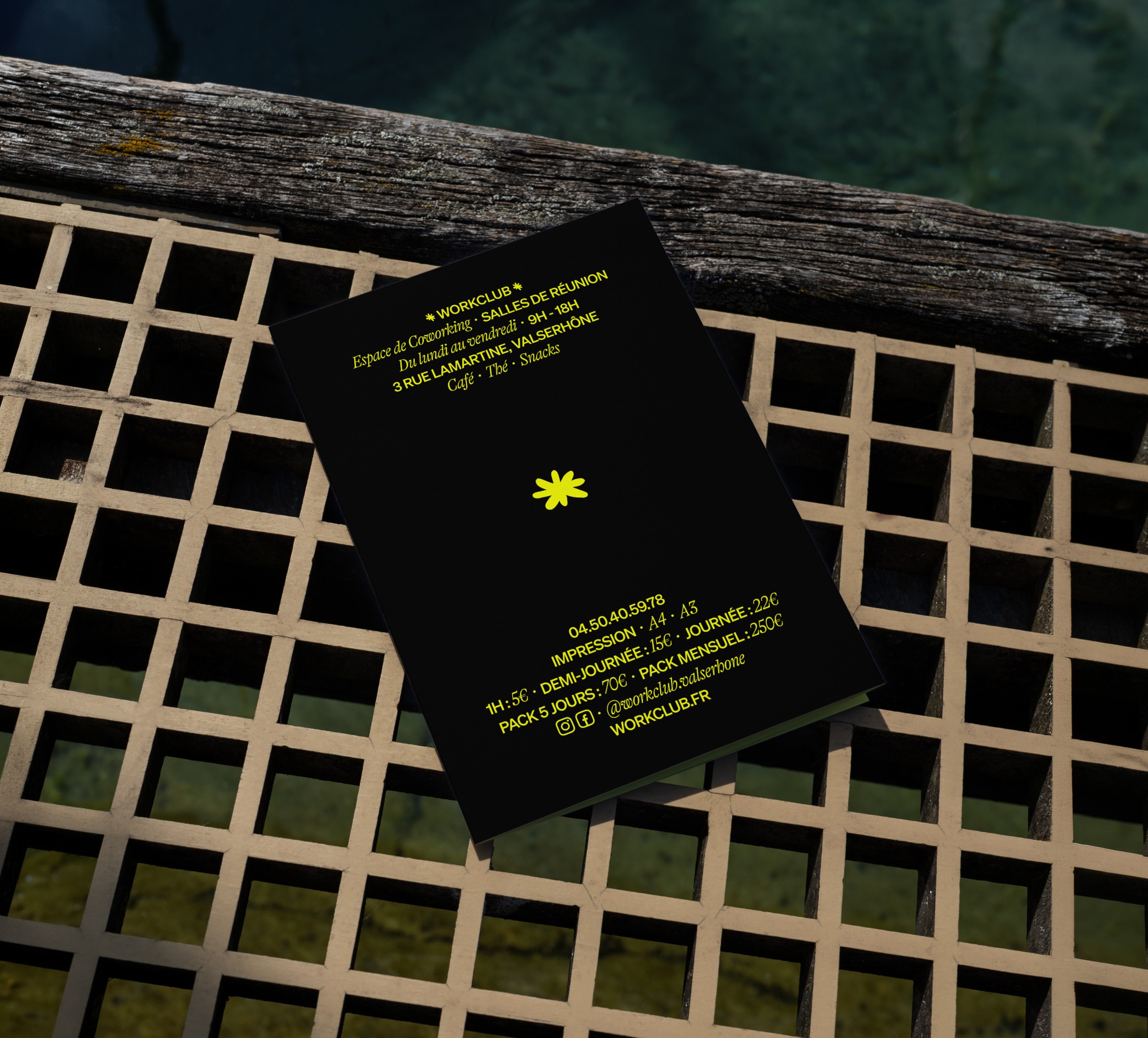 Flyer du coworking Workclub posé sur une chaise