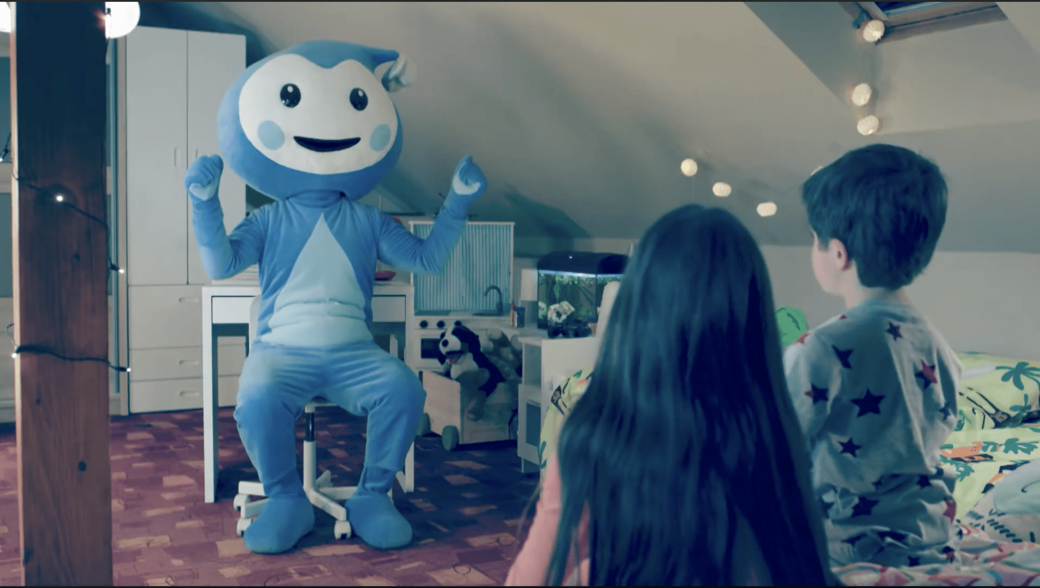 Cseppbarát kék kabalafigurája énekel este a gyerekek szobájában.