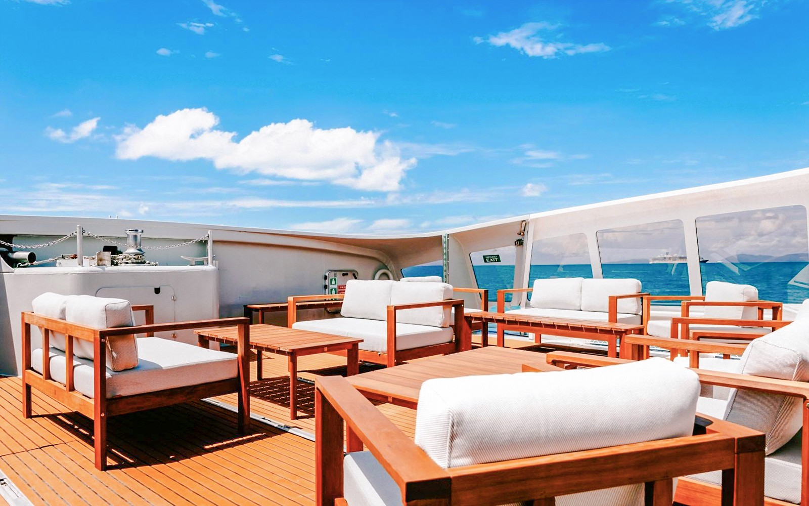 אזור ישיבה חיצונית על סיפון סירה במהלך סיור יום ZigZag Whitsundays.