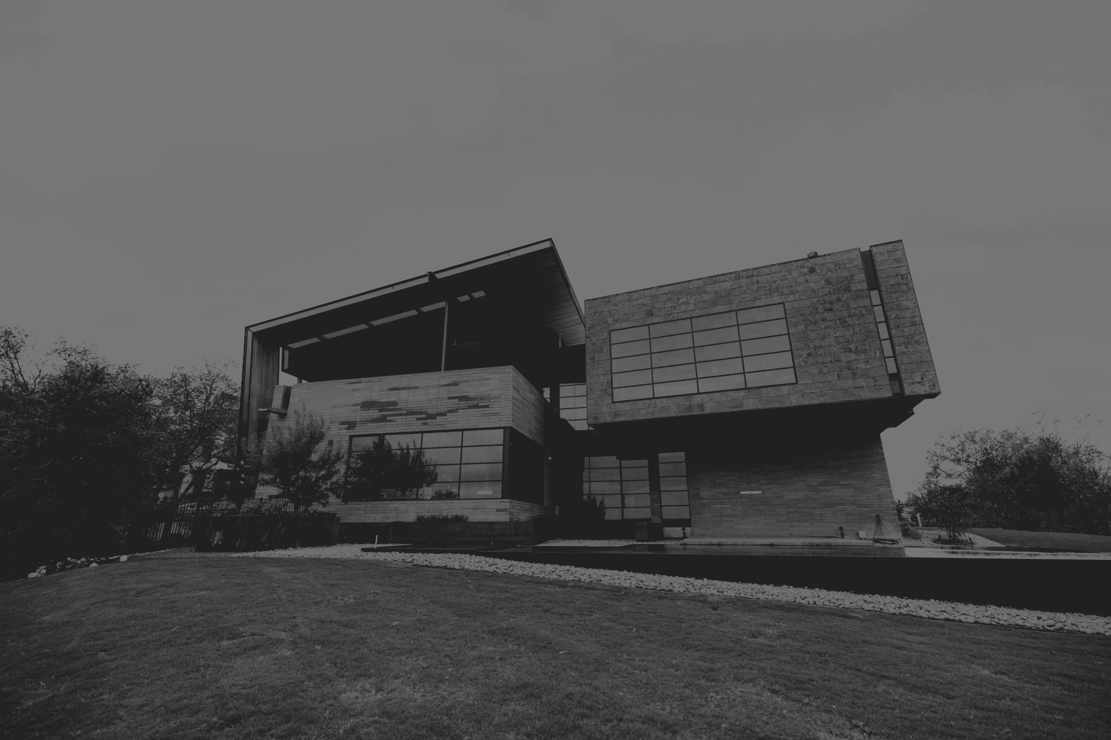 Modernes Wohngebäude im Kreis Göppingen auf leichtem Hang
