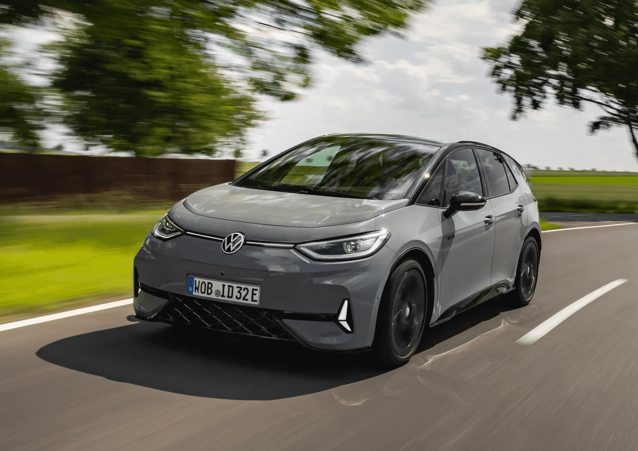 Volkswagen ID.3 GTX grise sur route sinueuse, compacte électrique sportive en conduite