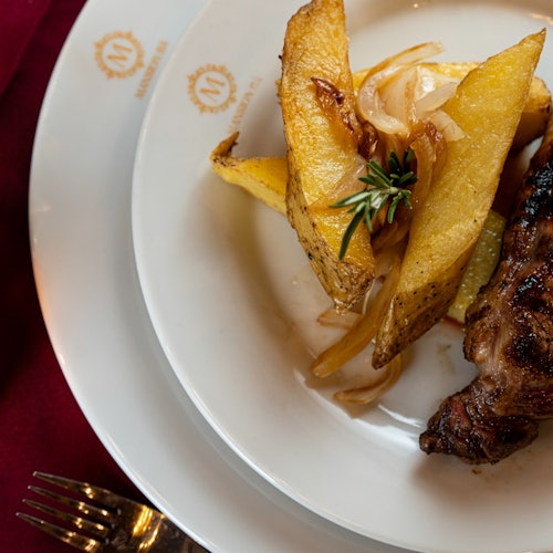 三道菜的美食套餐中的一道菜