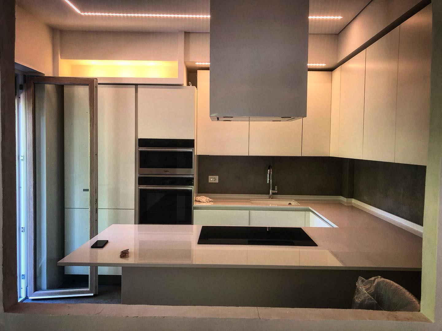 cucina con penisola ultra moderna