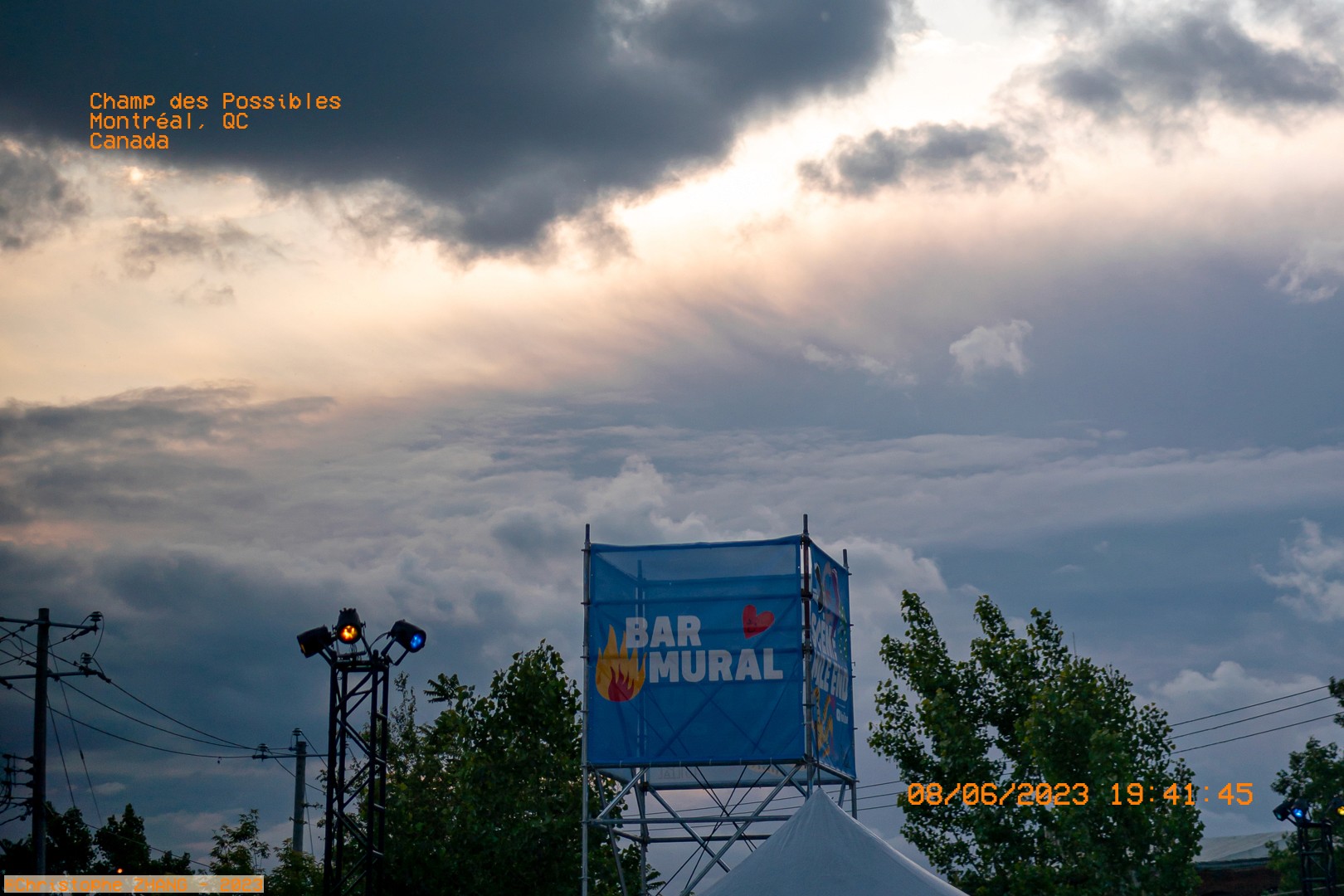 Ciel nuageux au-dessus du Champ des Possibles, Montréal.