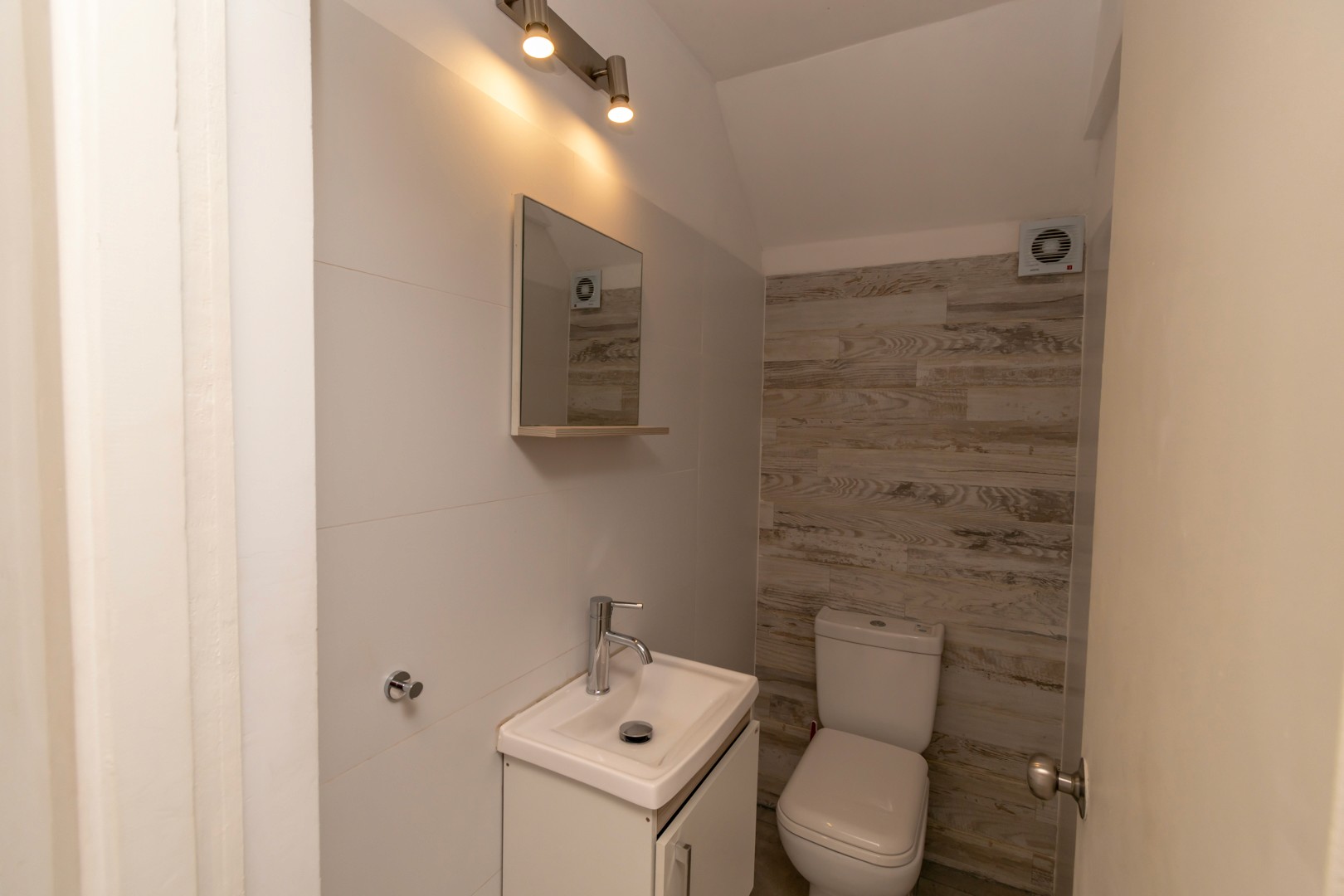 Baño en planta baja de Casa Gaviotas con acabados modernos - baño práctico y elegante con detalles contemporáneos.