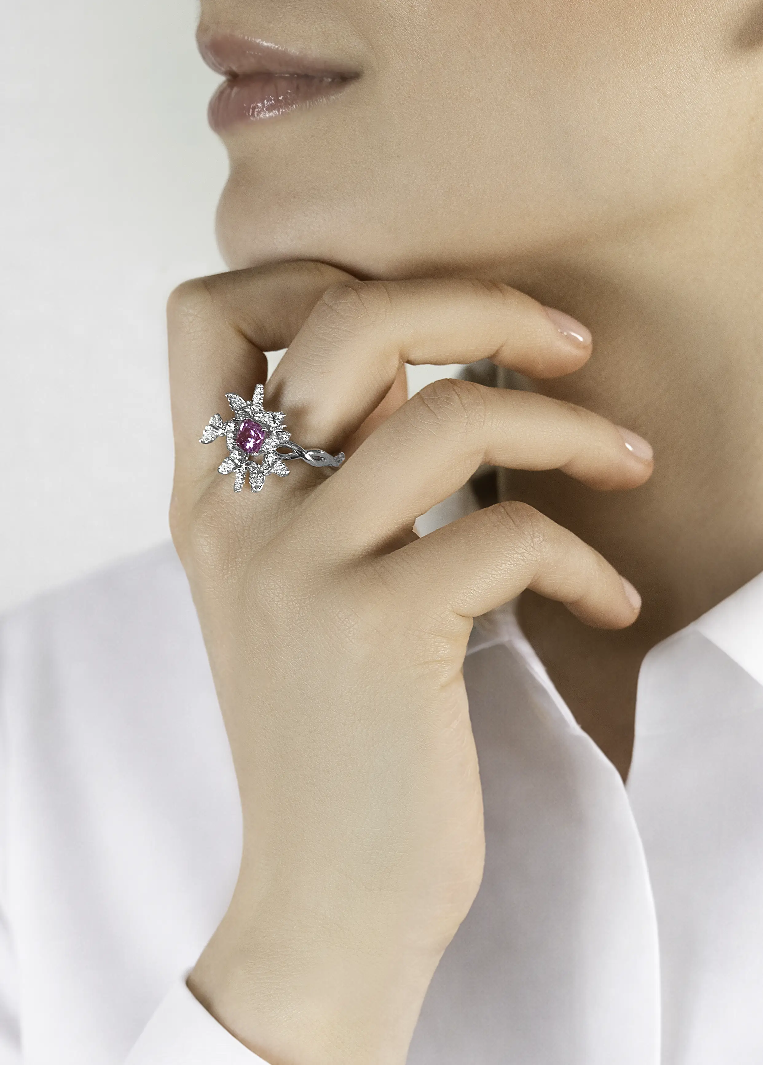 Détail de la Bague Swarm of butterflies Maison Édéenne avec saphir rose et papillons en diamants