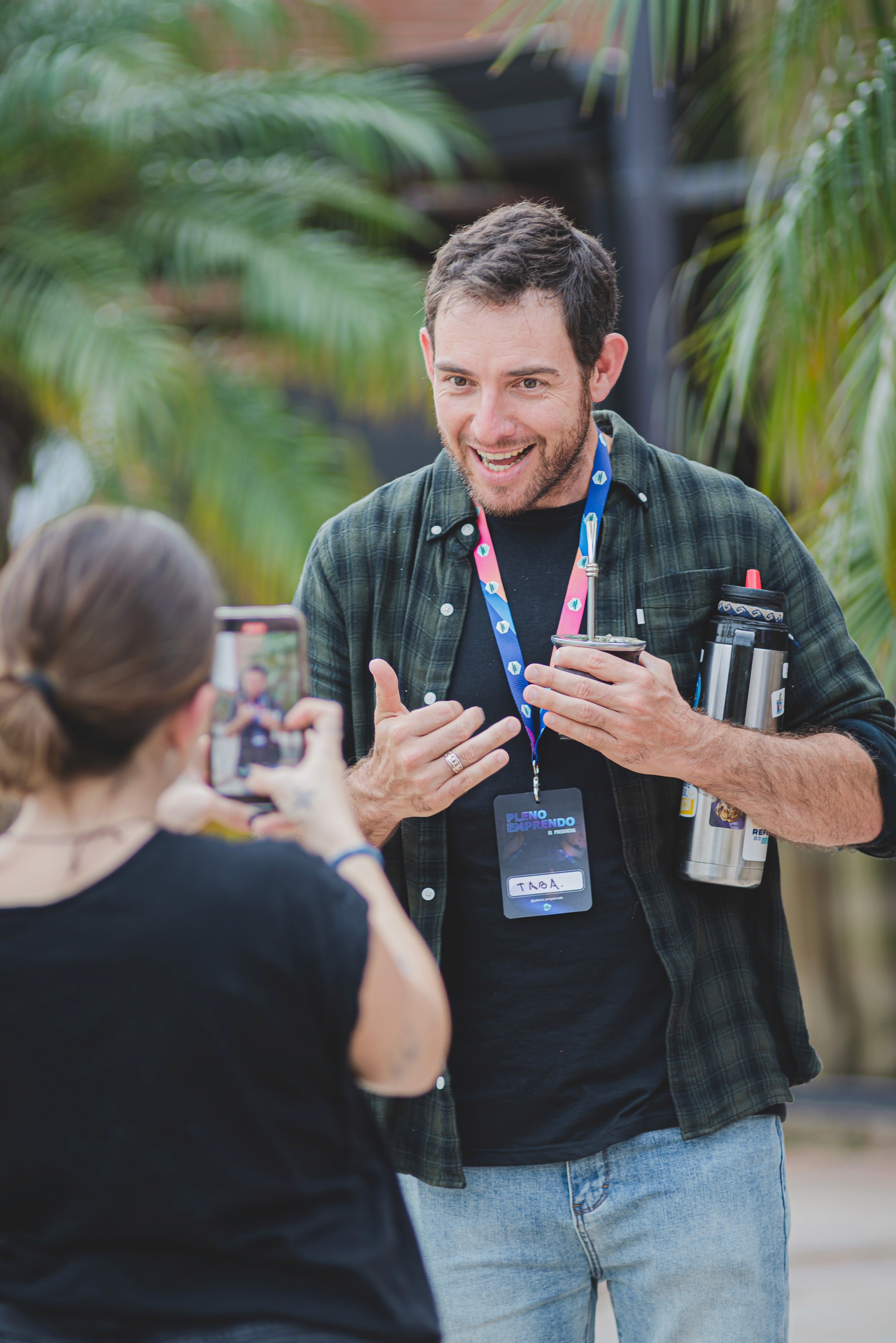 Marcos con brazos abiertos ofreciendo solución