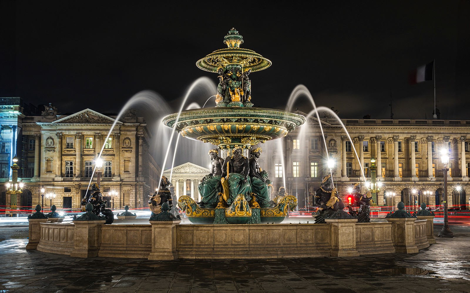 巴黎协和广场的喷泉,夜晚时分,建筑物灯火通明。