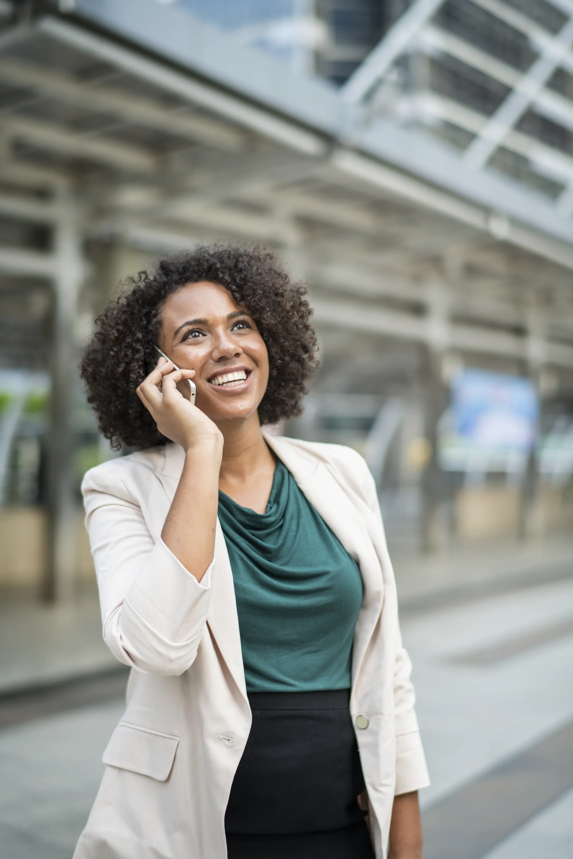 mulher sorrindo caminhando em ambiente urbano
