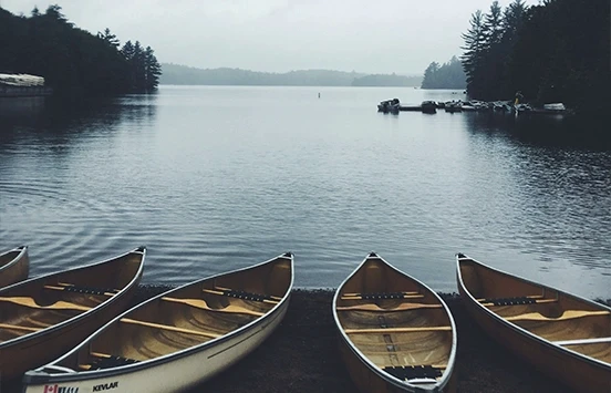 Groupe canoës bois sur rivière