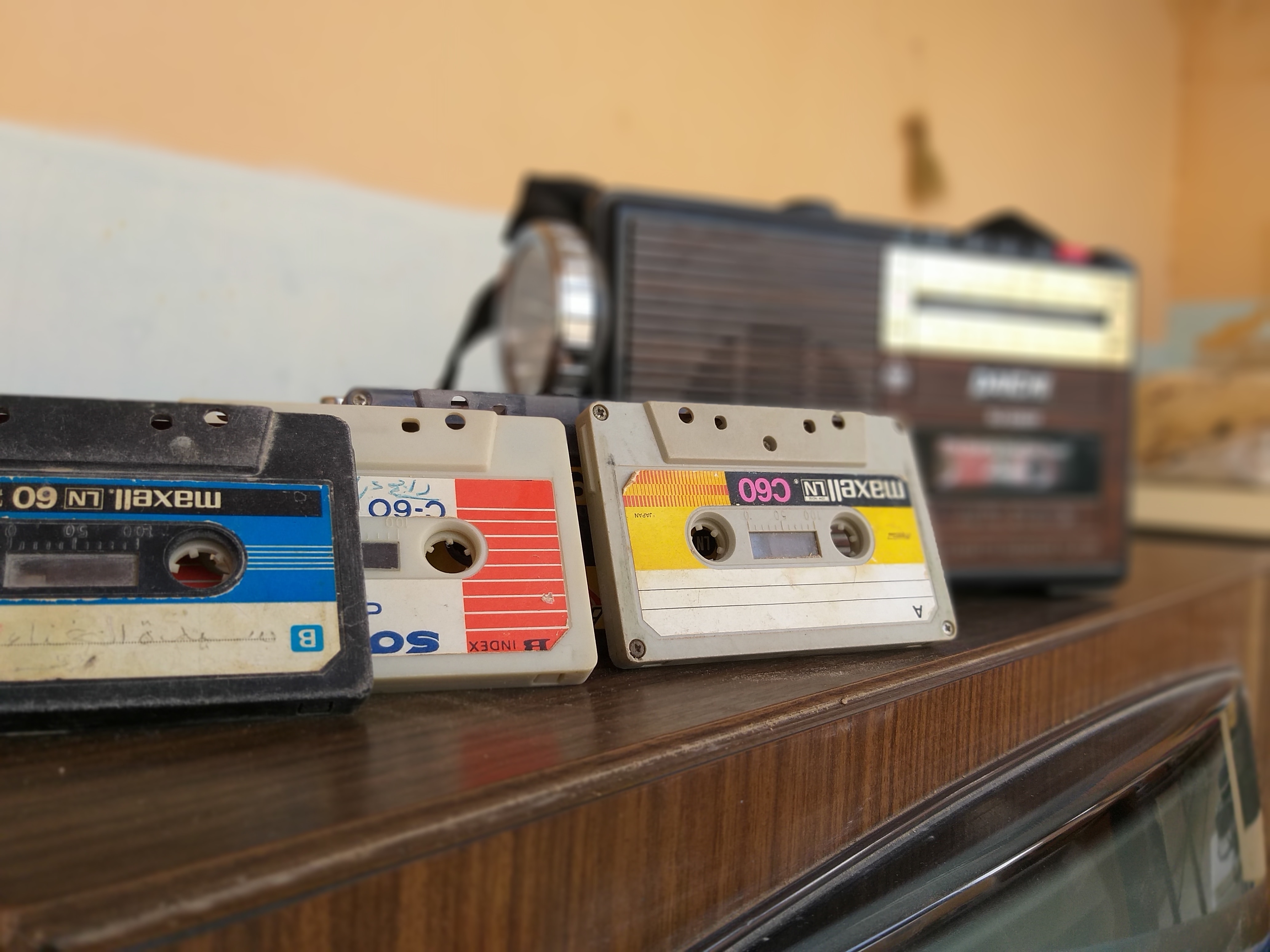 vintage radio on a table - sampling music laws