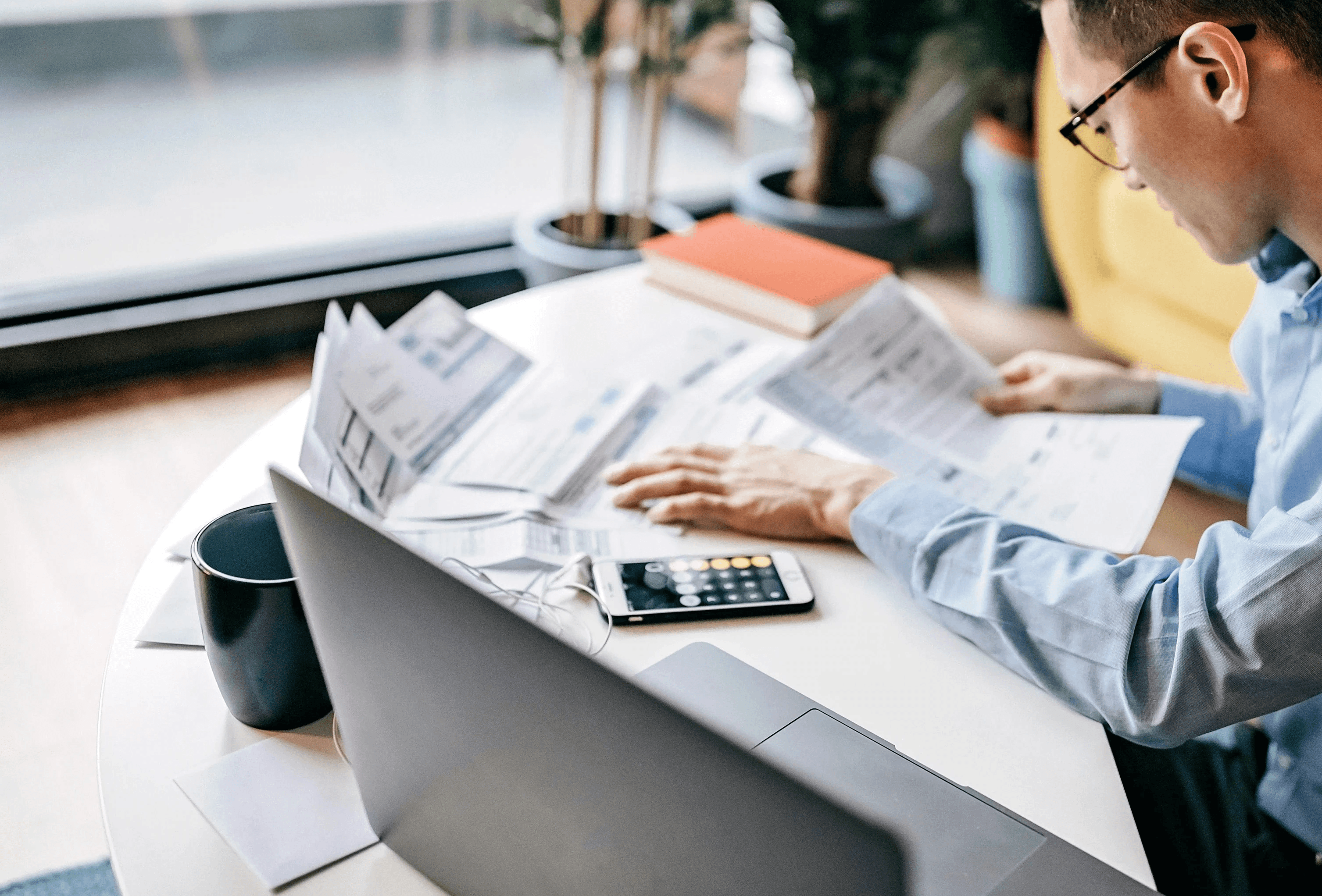 lurred crowd of people walking through a busy airport or transit terminal.