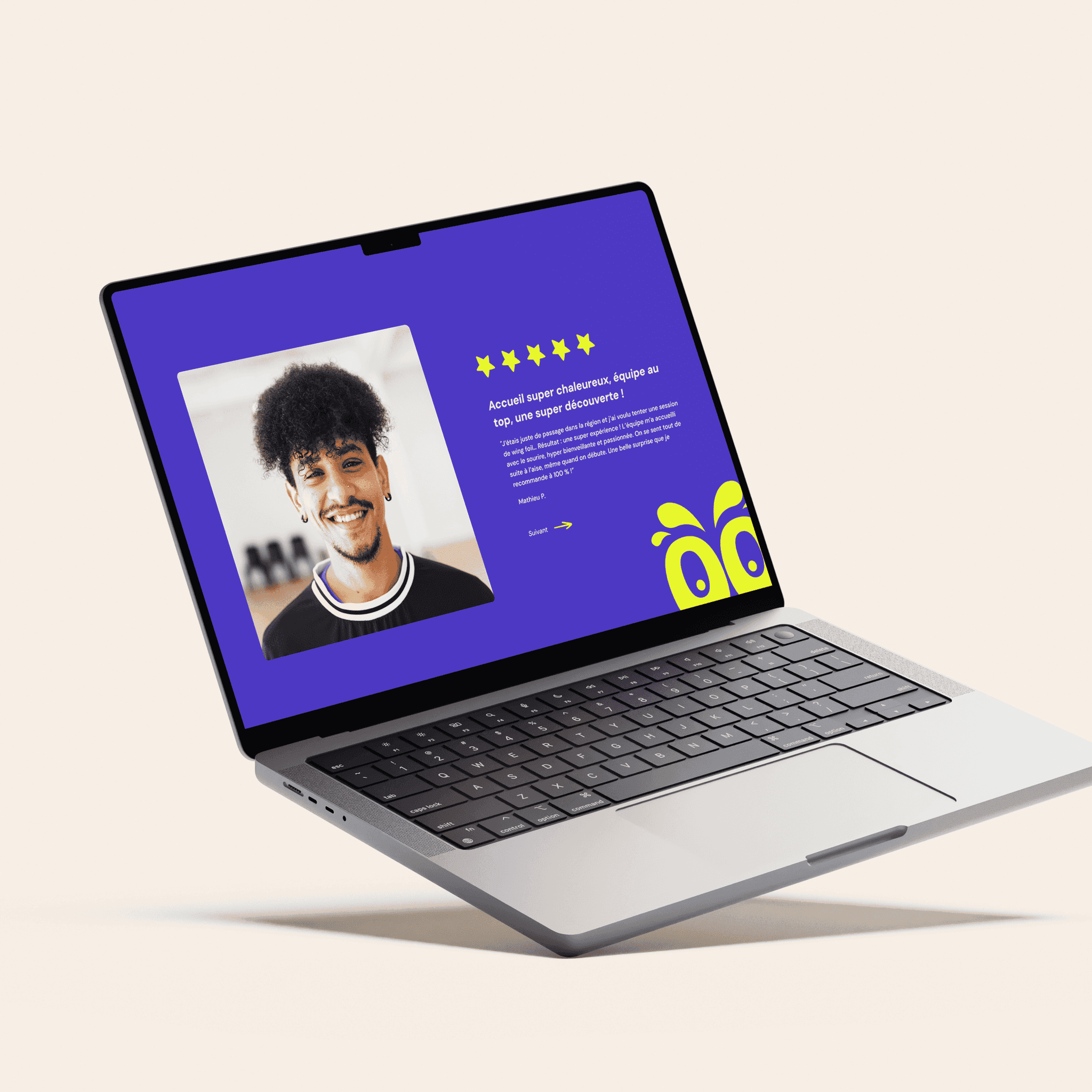 Mise en situation (mockup) du site web de Villa Wassim Marrakech, affiché sur un ordinateur portable MacBook Pro sur un bureau en bois. La page présente la section 'Activités et les alentours', avec un grand visuel de la région de Ouarzazate (paysage désertique, casbah) et le titre 'The Gateway To The Desert'. La mise en page est propre, minimaliste et haut de gamme, utilisant les polices Serif et Sans Serif de la charte graphique. Cette image démontre la qualité de l'expérience utilisateur (UX) et le design épuré réalisé par Nux-Studio pour le site web de l'hôtel de luxe Villa Wassim, facilitant la découverte des activités et du voyage.