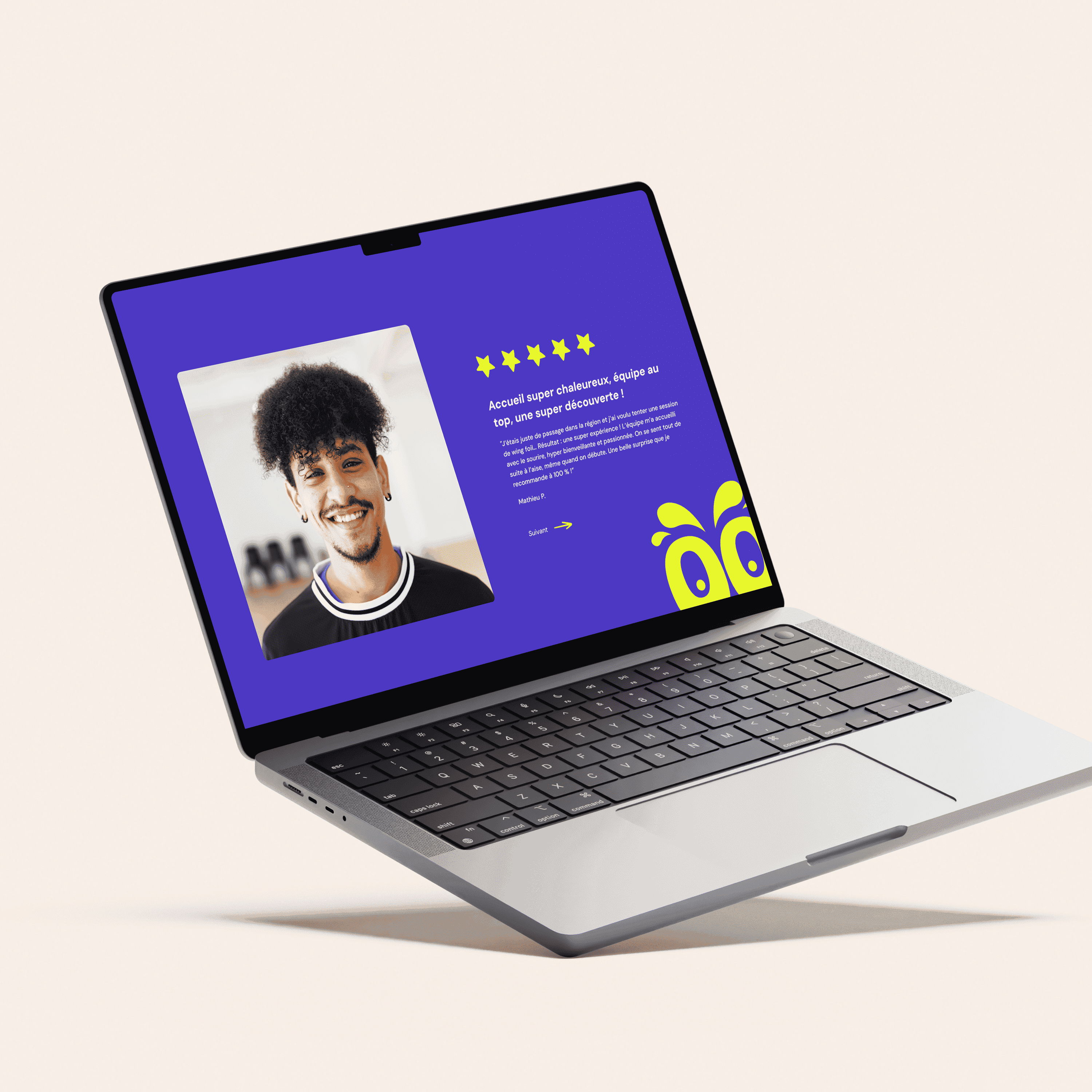 Mise en situation (mockup) du site web de Villa Wassim Marrakech, affiché sur un ordinateur portable MacBook Pro sur un bureau en bois. La page présente la section 'Activités et les alentours', avec un grand visuel de la région de Ouarzazate (paysage désertique, casbah) et le titre 'The Gateway To The Desert'. La mise en page est propre, minimaliste et haut de gamme, utilisant les polices Serif et Sans Serif de la charte graphique. Cette image démontre la qualité de l'expérience utilisateur (UX) et le design épuré réalisé par Nux-Studio pour le site web de l'hôtel de luxe Villa Wassim, facilitant la découverte des activités et du voyage.