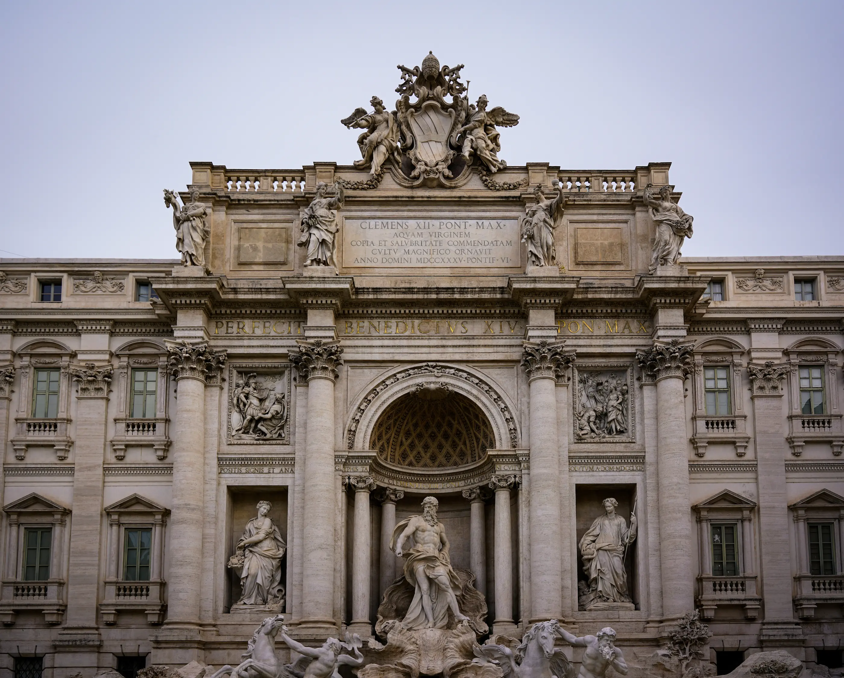 Façade monumentale de la Fontaine de Trevi à Rome, ornée de statues et de colonnes en pierre