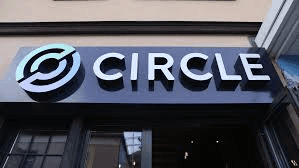 Circle-Logo an einer Gebäudefassade: der Stablecoin-Herausgeber hinter USDC und dem Circle Payments Network.