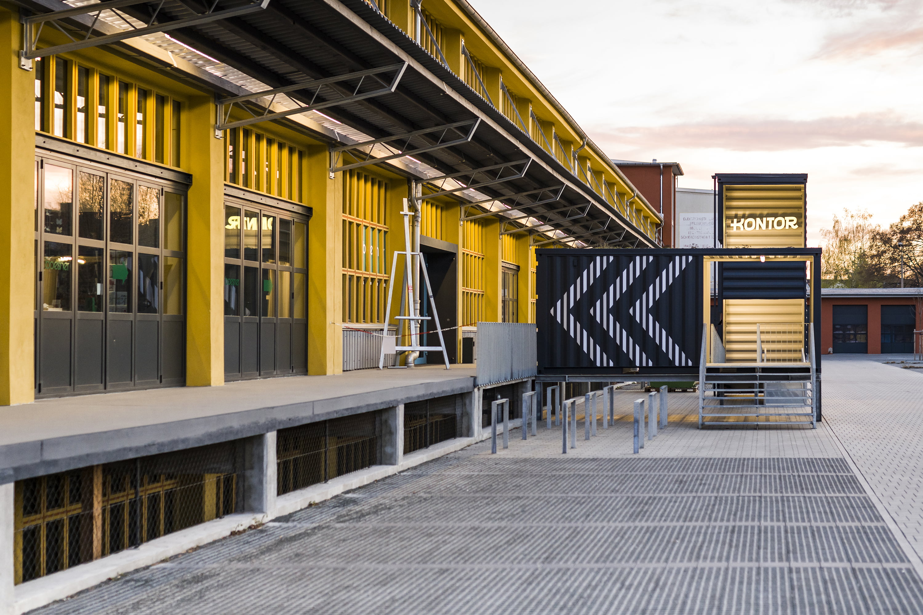 Modern gestaltete gelbe Außenfassade des Kontor-Gebäudes in Erfurt, Standort des Fotostudios Wytspace, mit flexiblen Arbeits- und Kreativräumen