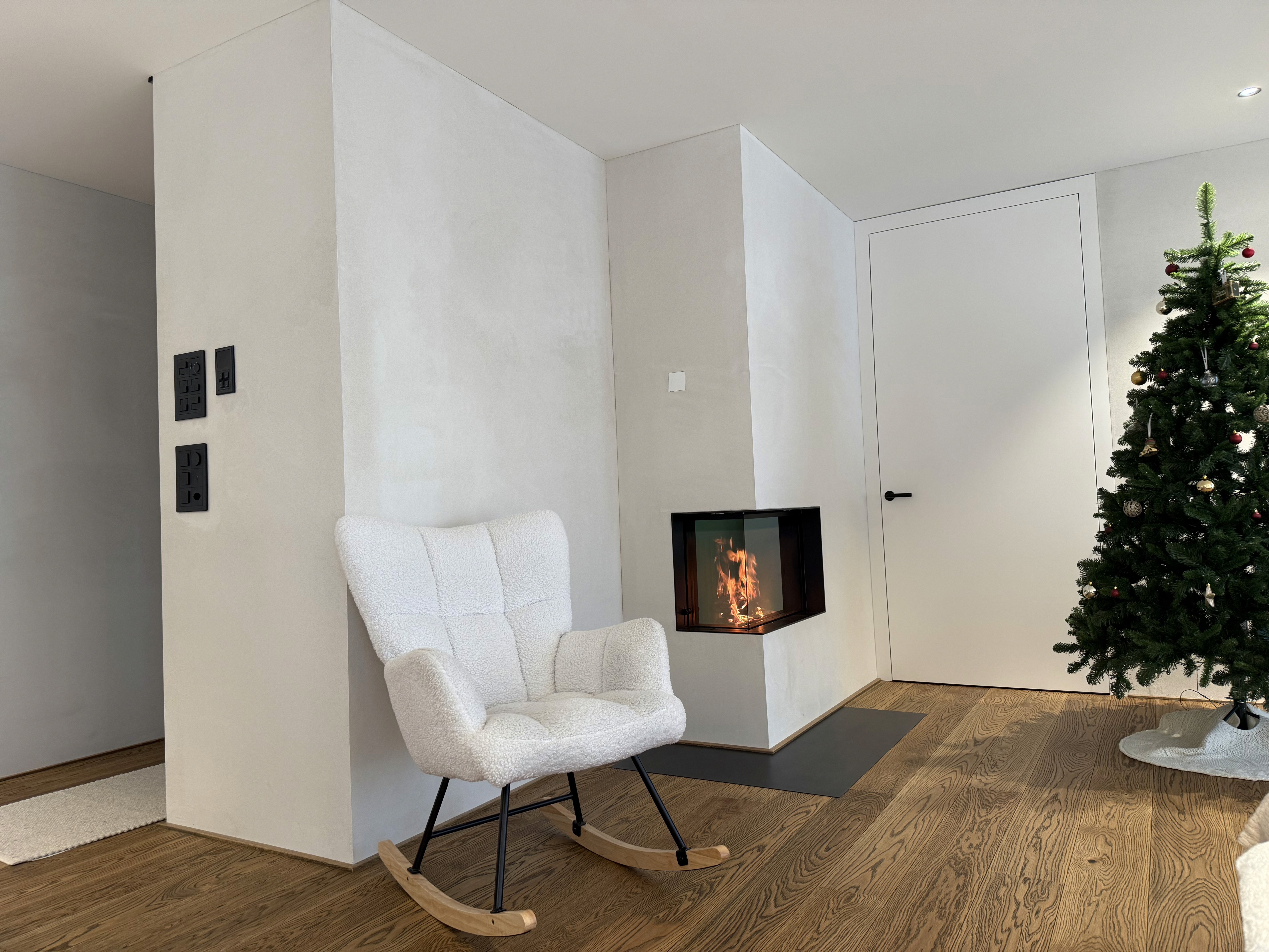 Cheminée mit Glattspachtelputz