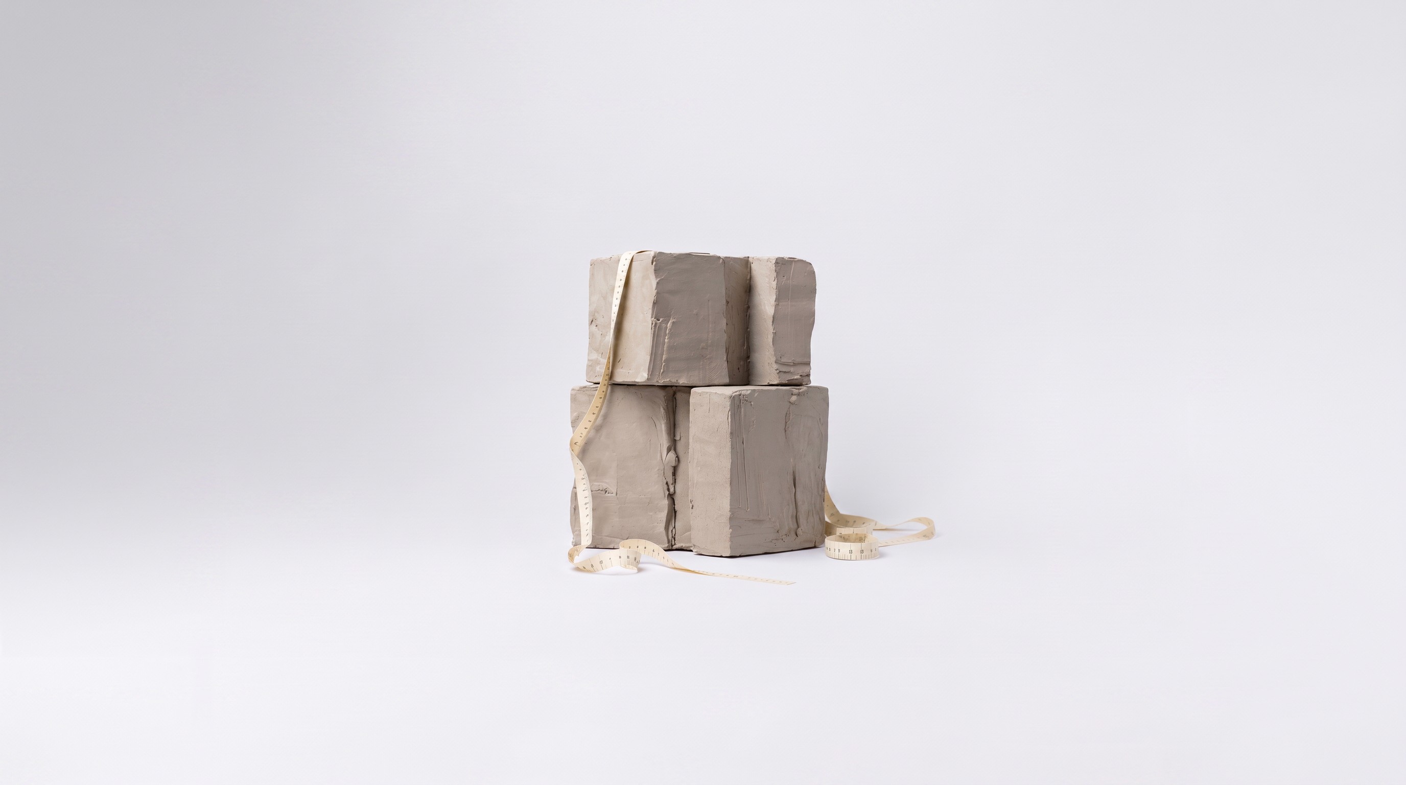 Blocchi di argilla cruda tagliati a filo, materia prima dei rivestimenti in terracotta Matterica