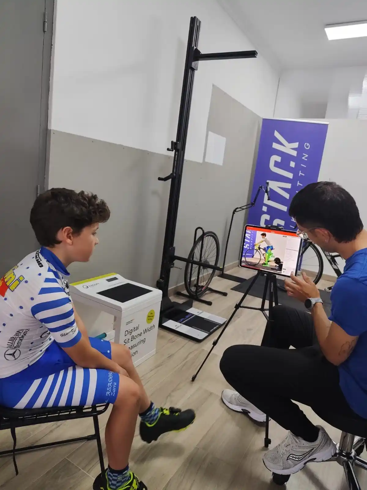 Carles explicando las métricas a un ciclista de Stack Bikefitting