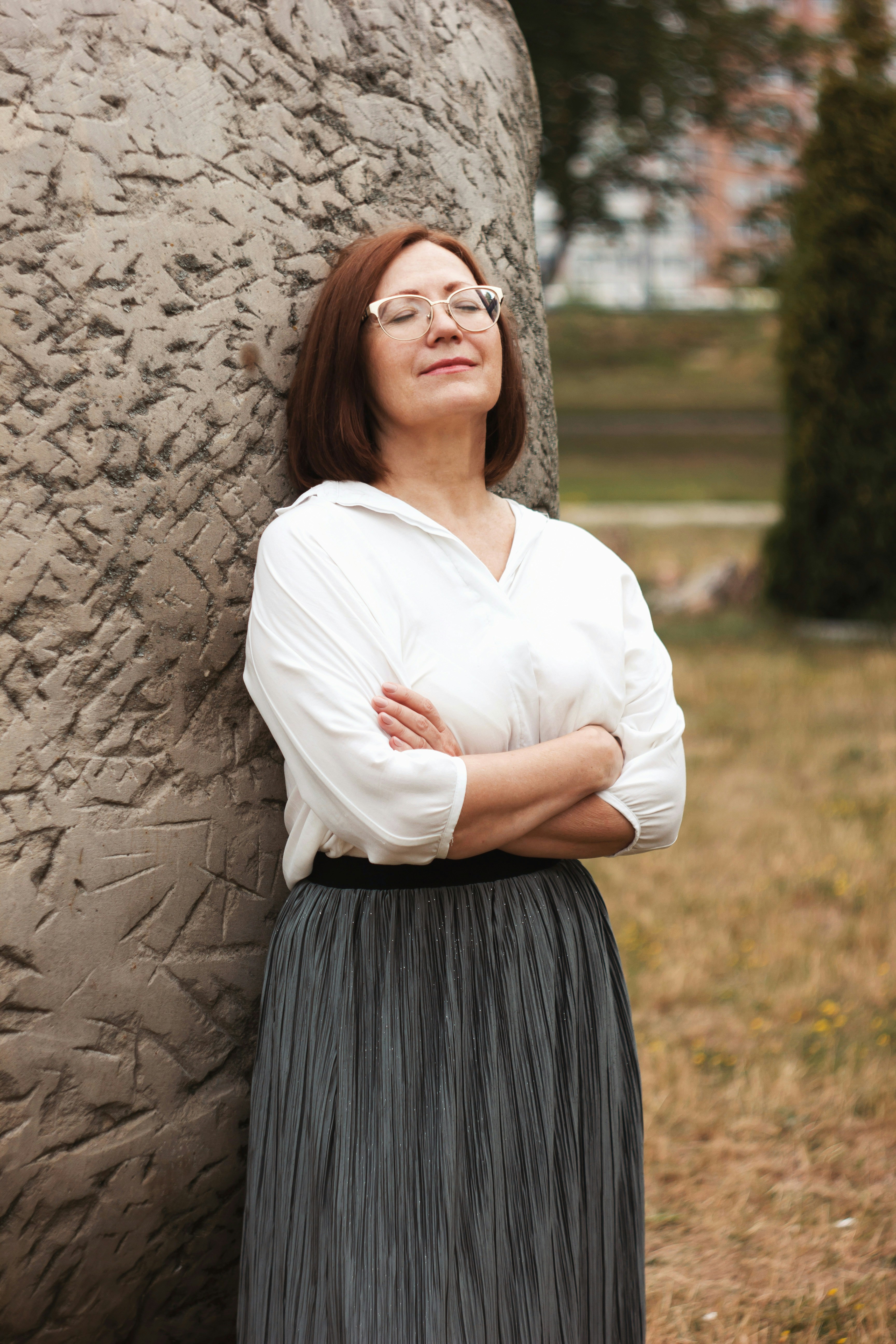 Carmen, paciente de 45 años, disfrutando de un momento de tranquilidad tras superar el tinnitus con ayuda del centro auditivo