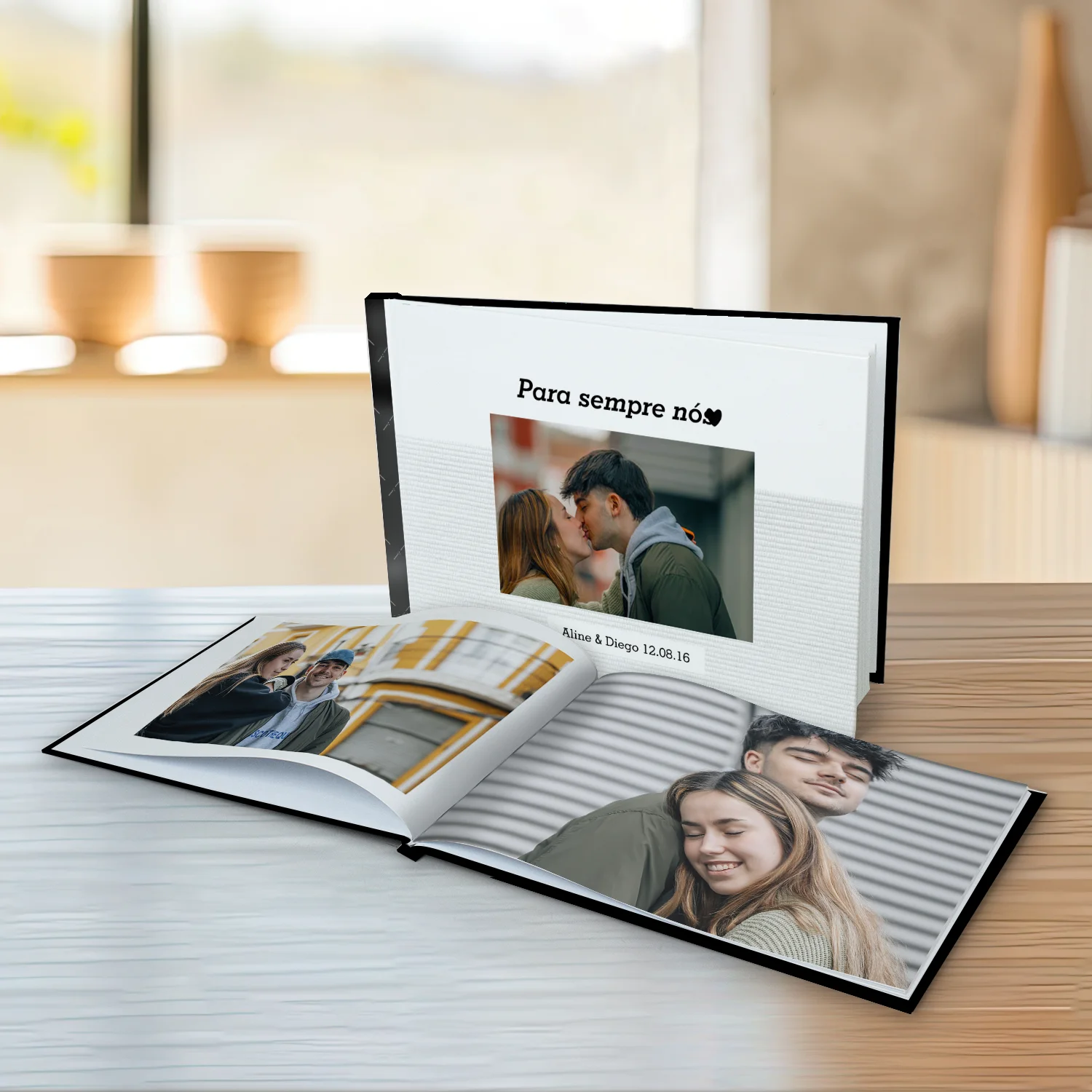 Fotolivro de capa dura no tamanho 30x30cm aberto e fechado em loop.