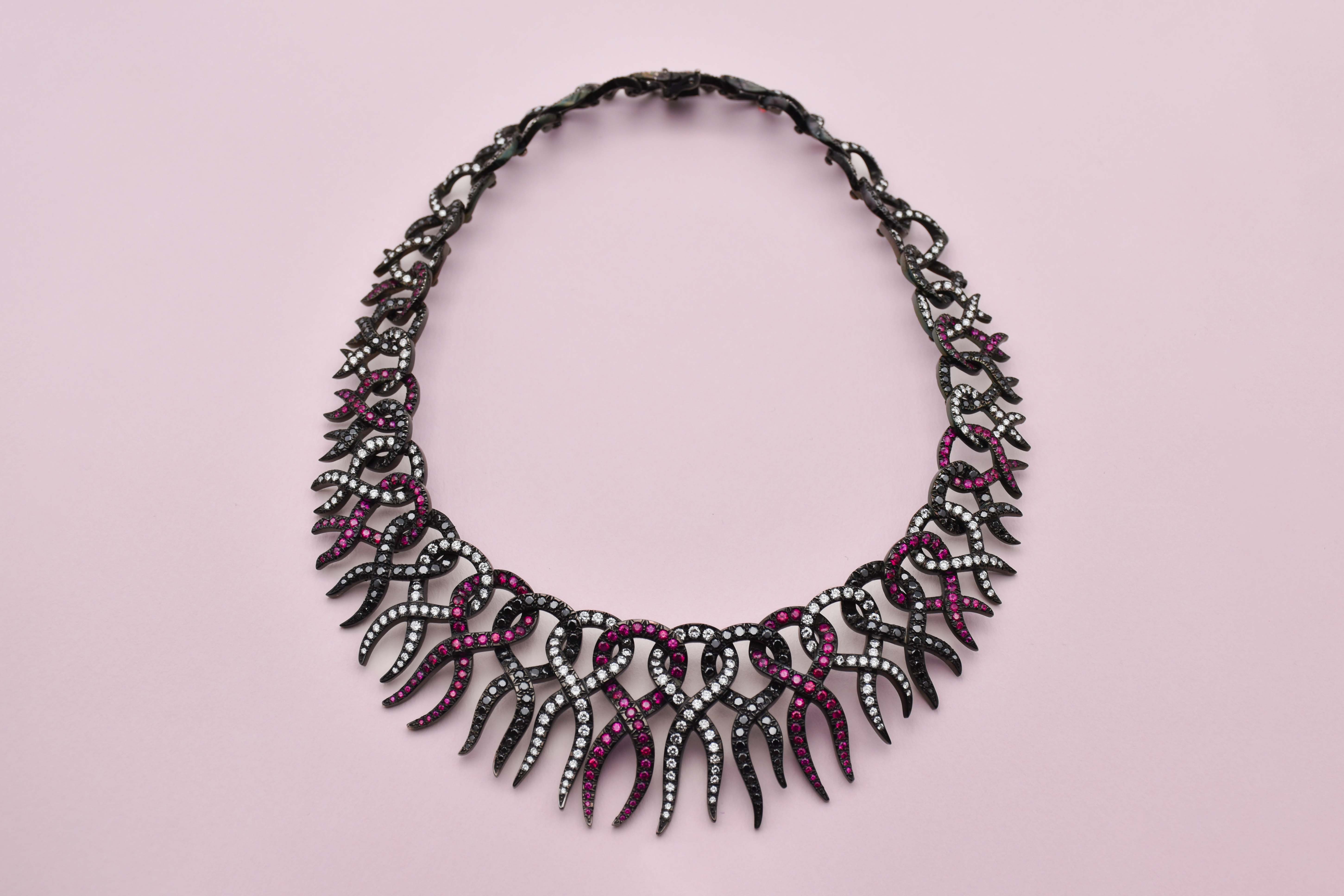 Collier en or noirci ornée de diamants, rubis et diamants noirs en forme de foulard