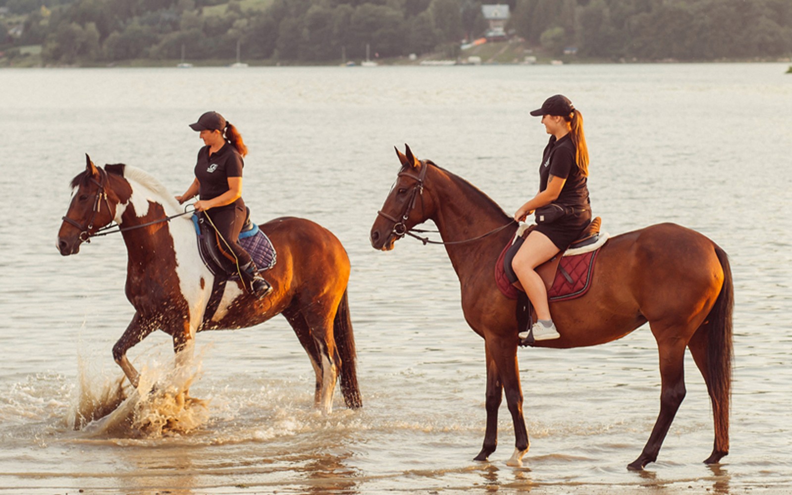 Paseo a caballo junto a un lago cerca de Cracovia, con dos jinetes en el agua.