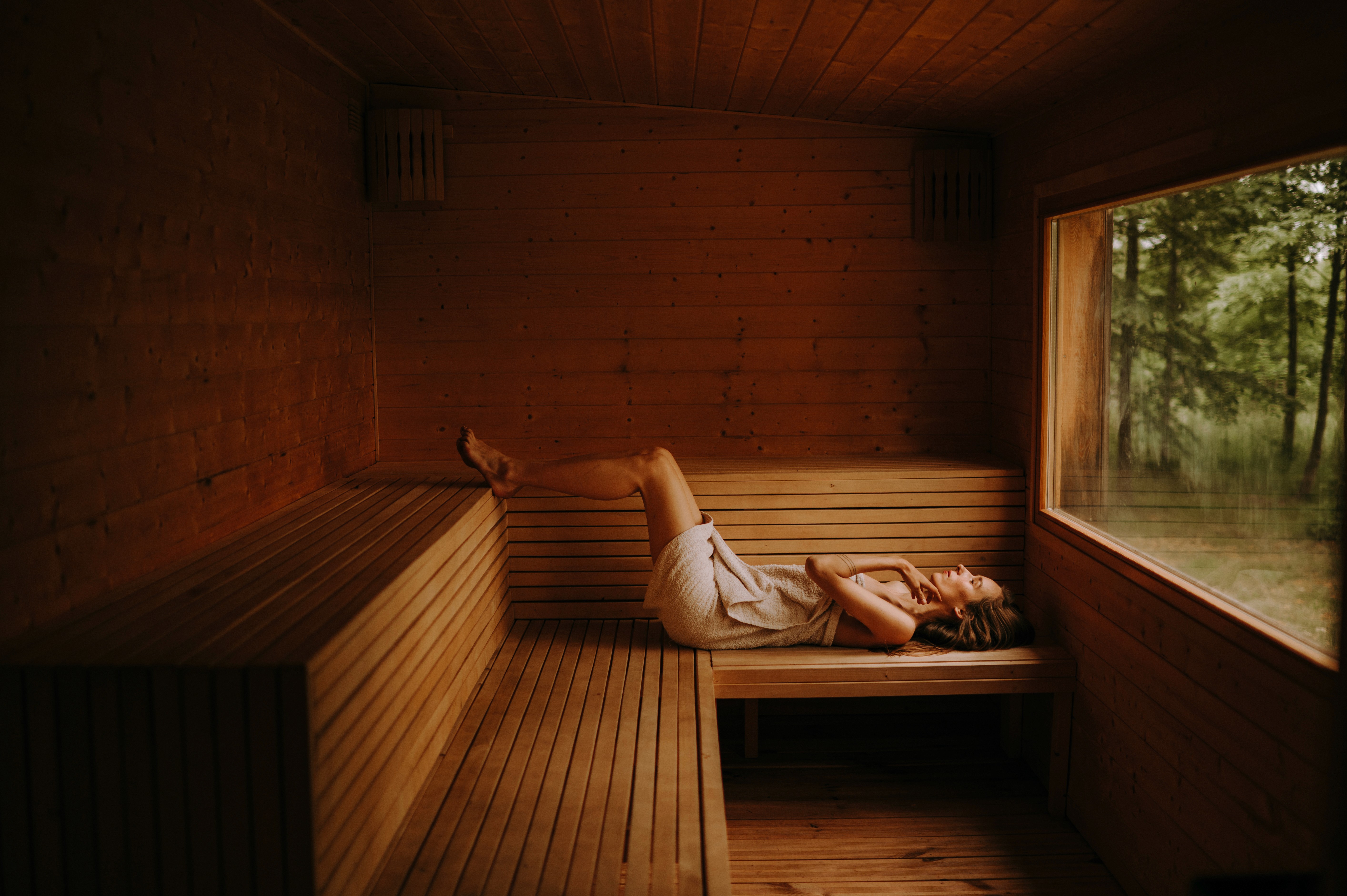 Sauna w BioRezydencji z widokiem na las