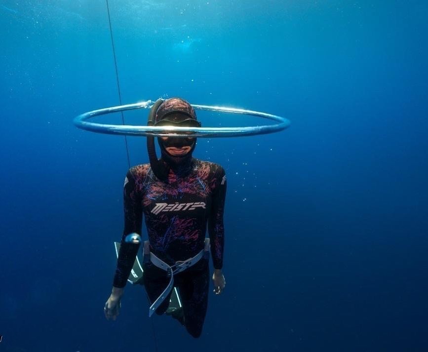 freediver meister swimming in an air bubble