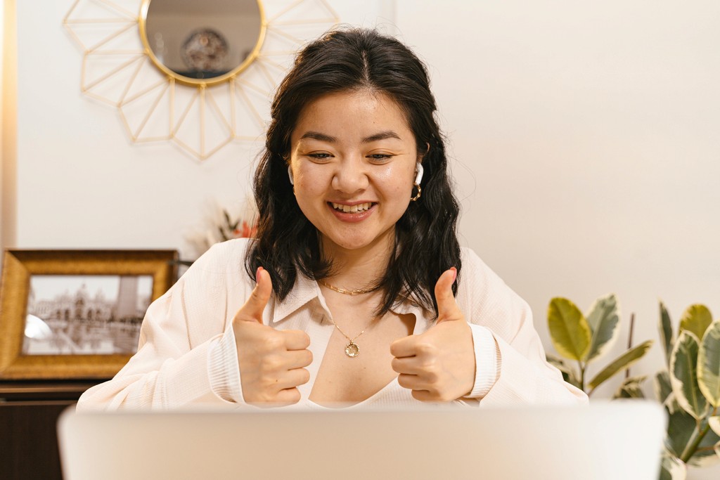 Friendly female therapist giving thumbs up, representing compassionate therapy services at HeadHealth.