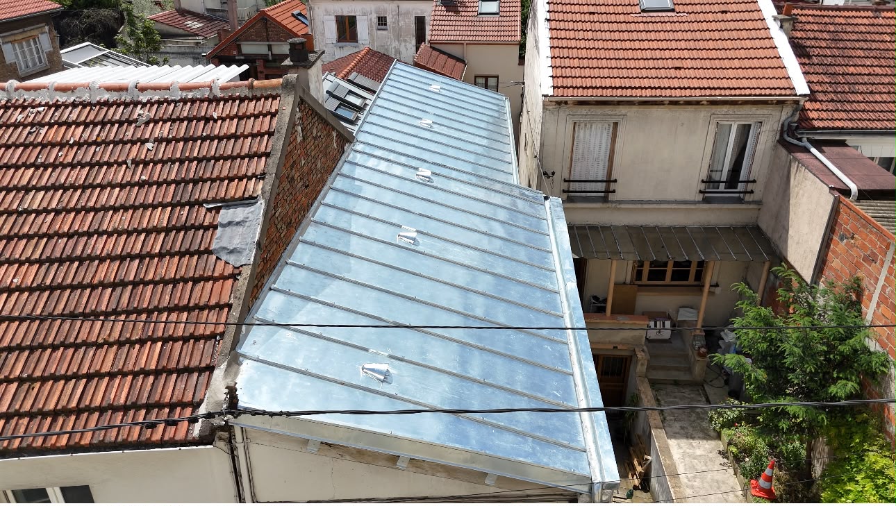 Finition en zinc et évacuation des eaux sur une toiture à Montreuil