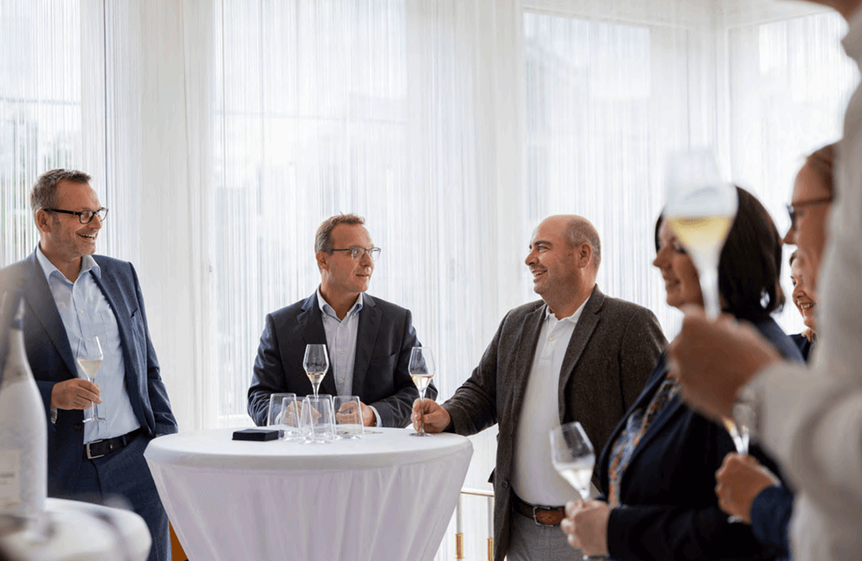 Isometrische Zeichnung eines Bauprojekts mit mehreren Gebäuden und markierten Strukturen in Rot