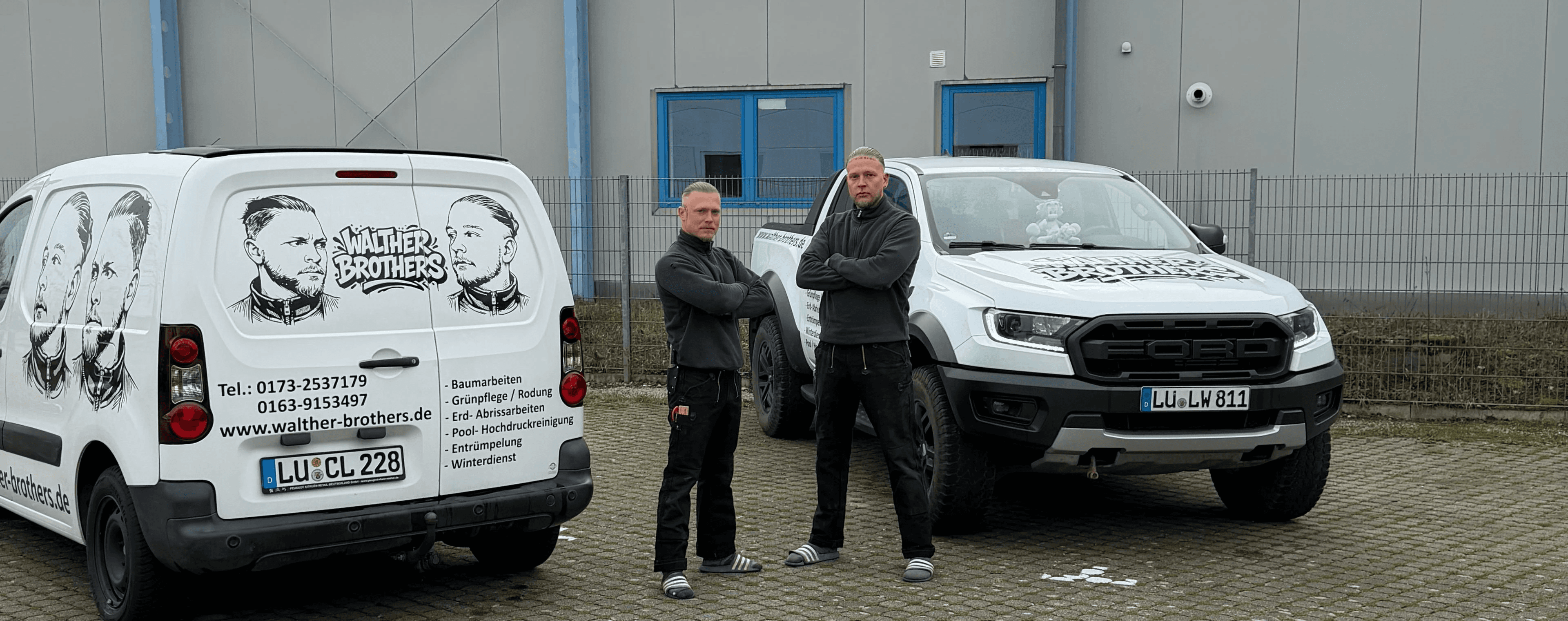 Trainer coacht einen Kursteilnehmer beim Boxsacktraining bei Fuchs Kampfsport