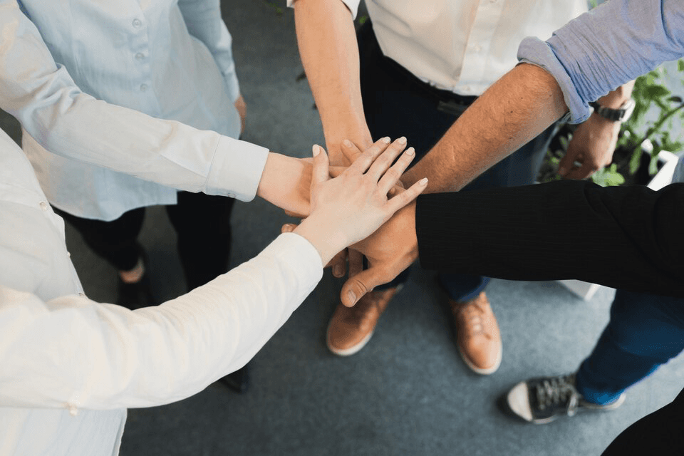 Électricien installant un tableau électrique à Laeken plan