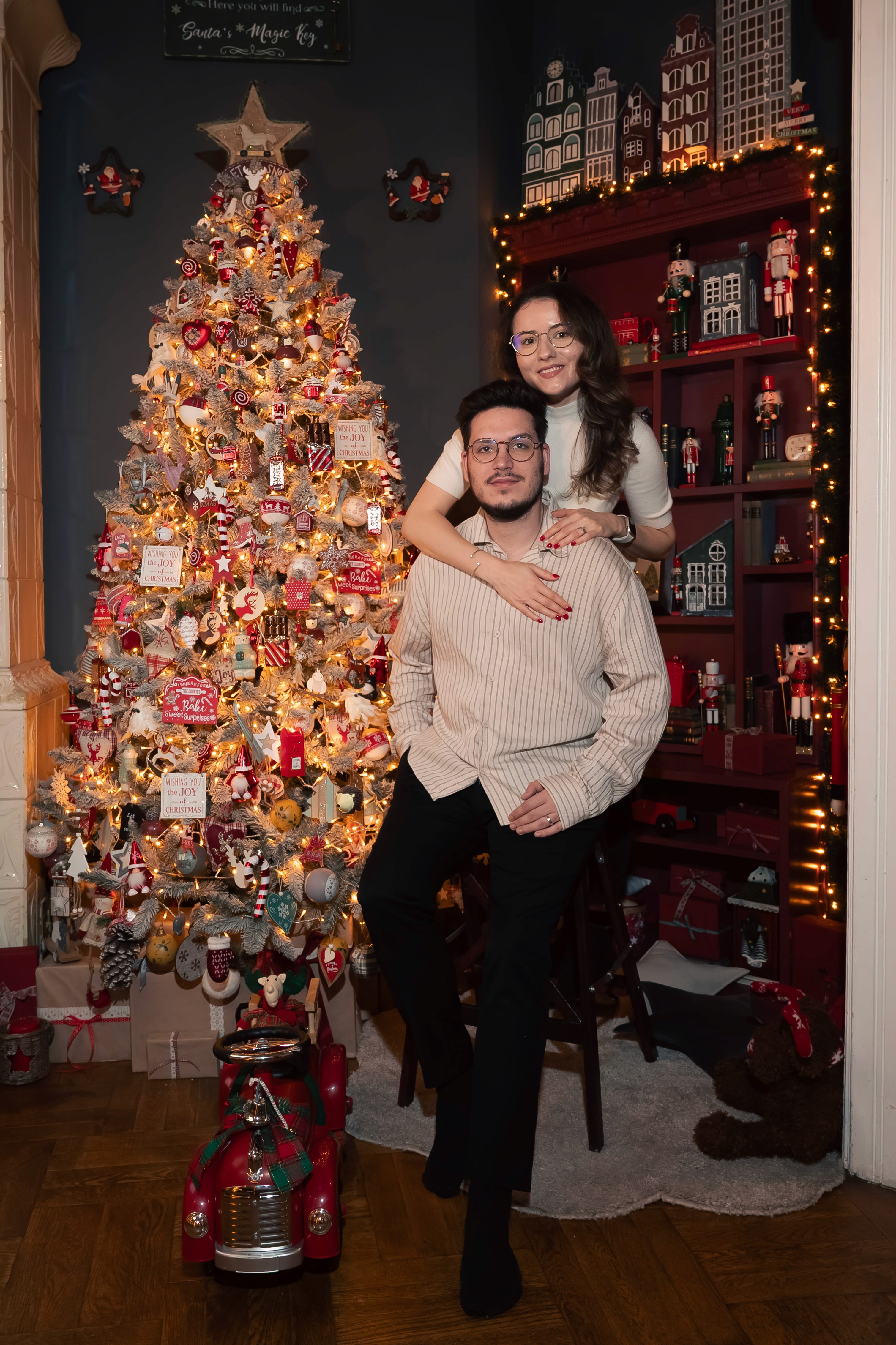 Ședință foto de Crăciun cu cuplu într-un decor bogat, atmosferă festivă