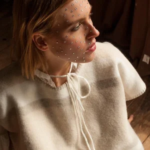 Dans le lookbook de la marque Danoise Another Aspect, le mannequin porte un costume gris et une chemise blanche